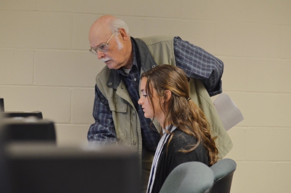  Dr. Stark from the Biology department helps a student register for classes at orientation. Photo courtesy of Mississippi College