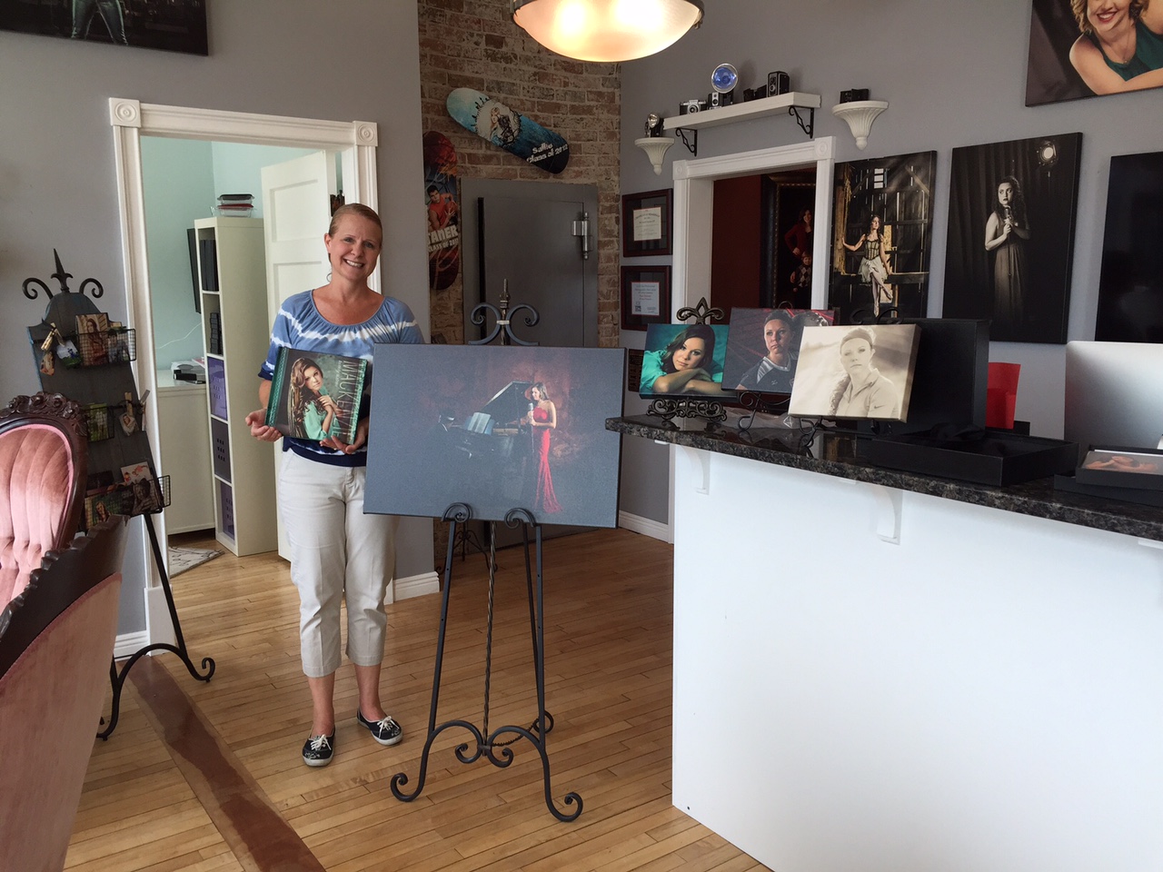 Mackenzie's mom, Tammie picking up here entire portrait order. LOVE HER CANVASES!