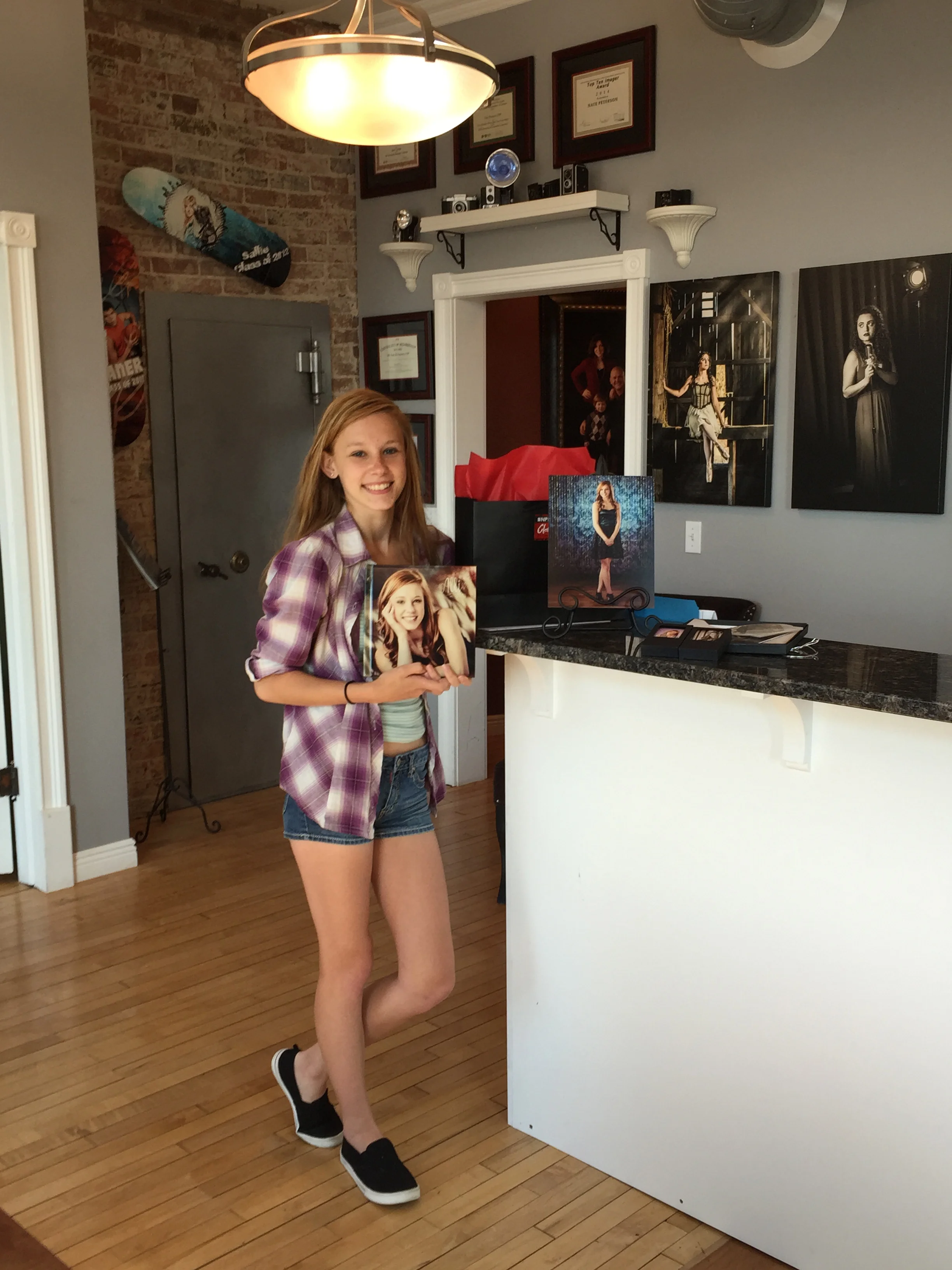 Senior Model Alli grabbing her album, prints, wallets and iPix images!