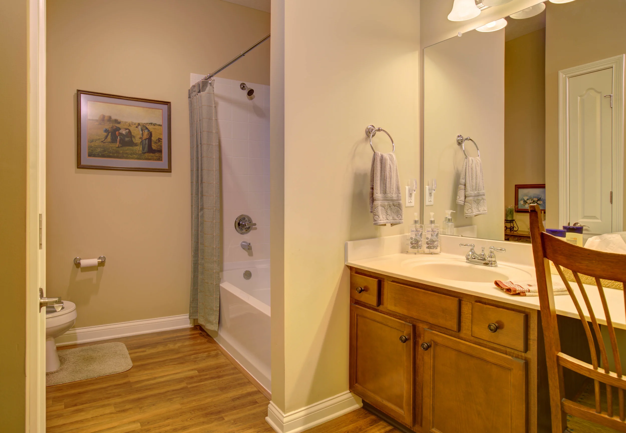 1605NewportLoopBath.jpg