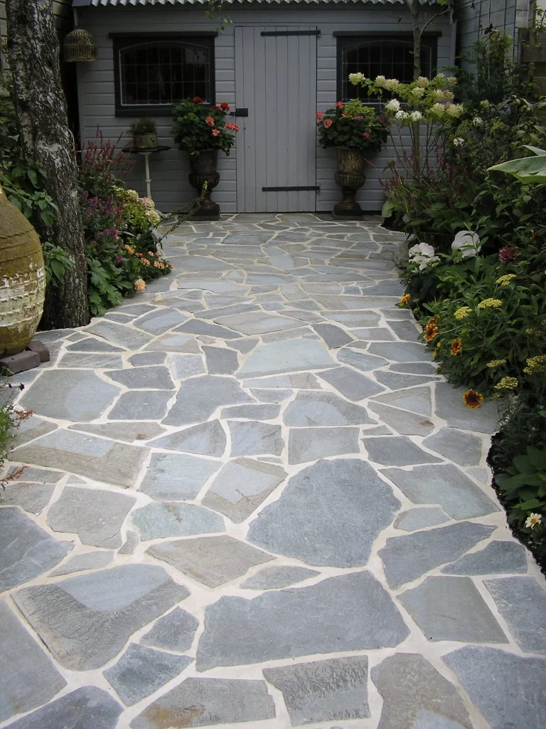 Een super enthousiaste klant heeft na ons stappenplan zelf flagstones gelegd!