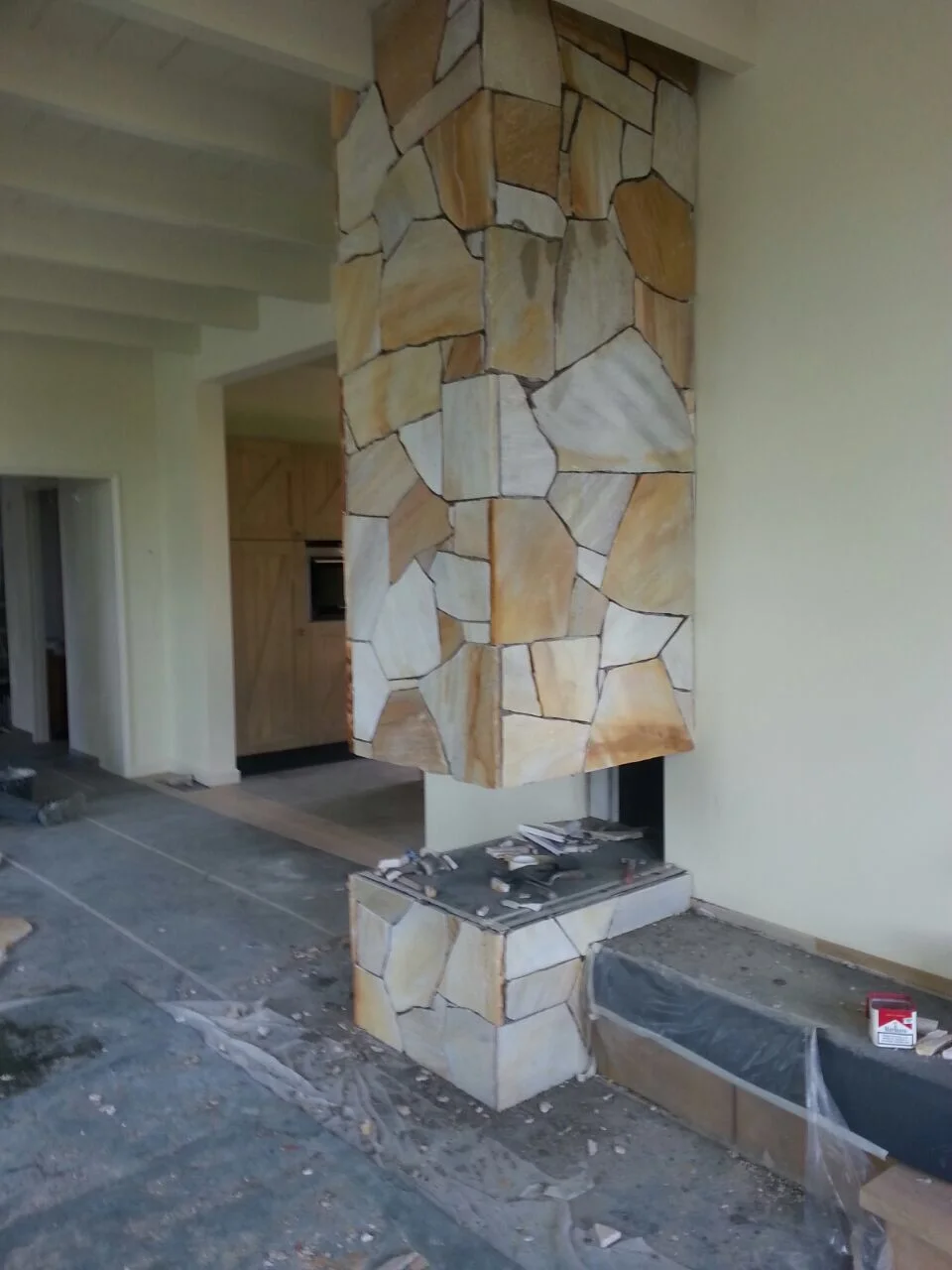 Flagstones geplaatst op de schouw