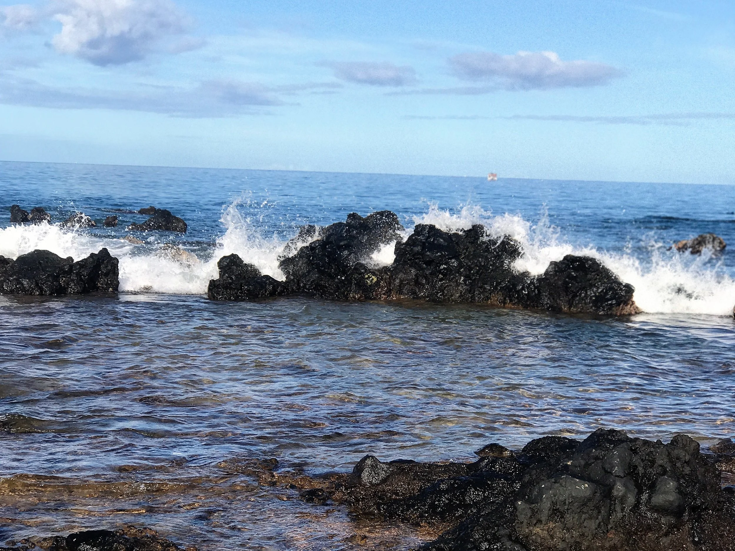 Waves on the beach in Wailea / warpoweft.com