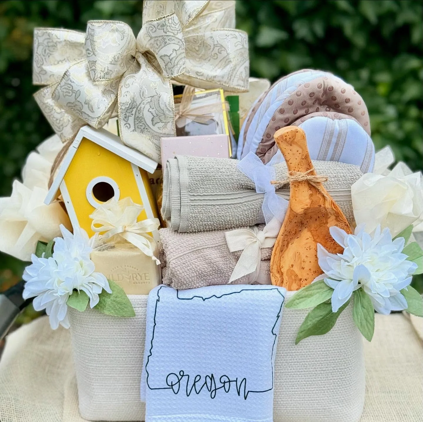 Spring theme requests are flowing 🪻🌸💐
These hi-light neutrals with a pop of spring color which is a popular request.
What is your favorite spring color scheme? 

#springgiftideas #springgiftbaskets #customgiftidea #springcolorpalette