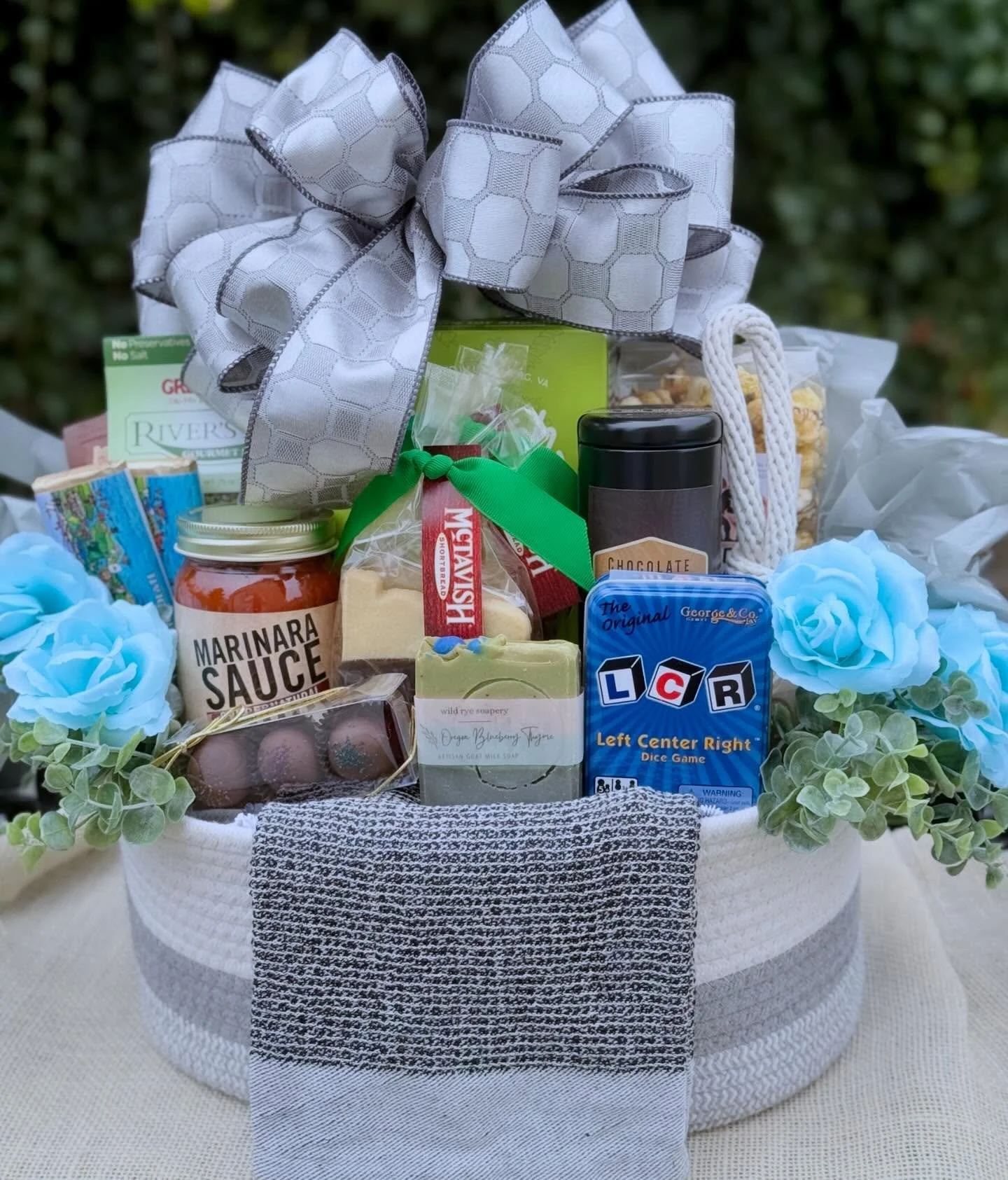 It&rsquo;s been grey outside and it seems to be influencing my color choices. Although I do think I am liking the grey with the pops of blues&hellip;.what ya&rsquo;ll think? After a season of red and more on the horizon, I think I&rsquo;m ok with the