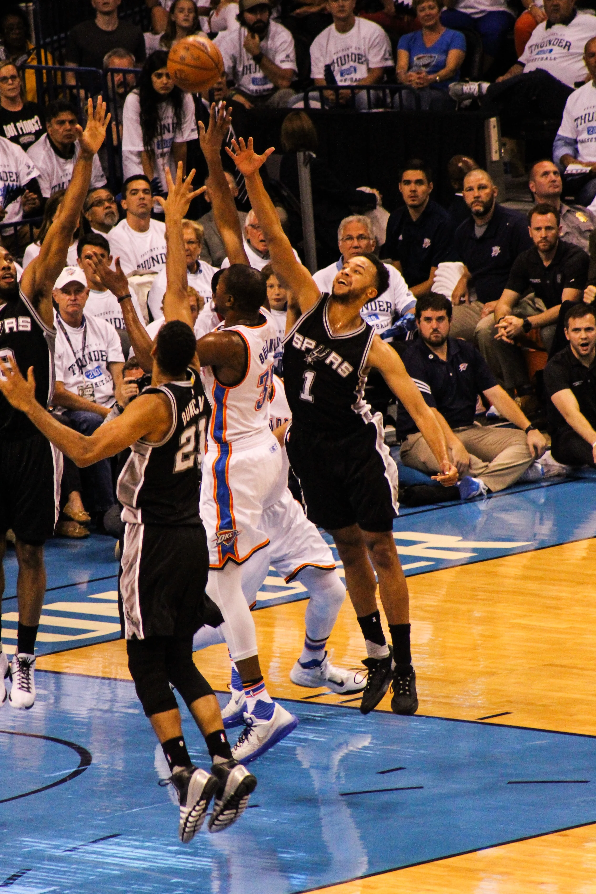 Thunder forward Kevin Durant driving into the lane for a floater over Spurs center Tim Duncan and forward Kyle Anderson. (Photo By Sam Murch/InsideThunder.com)