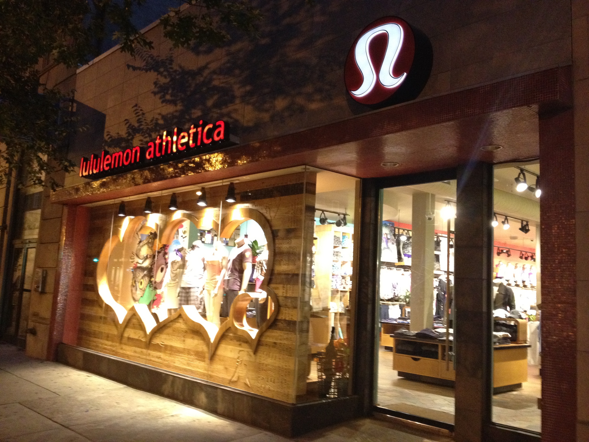 Walnut Street, Philadelphia, USA http://www.lululemon.com/philadelphia/walnutstreet