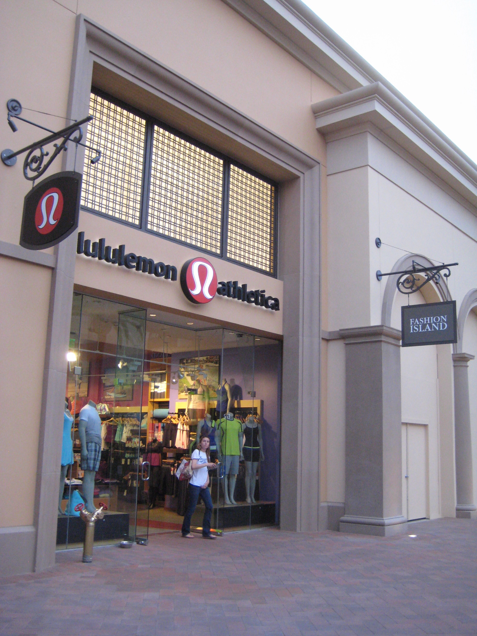 lululemon hours park royal