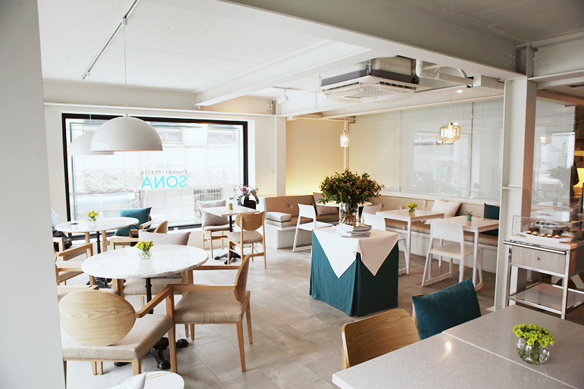 Bright interior with lots of sunshine during the day. Seating areas for 2-4 people. 