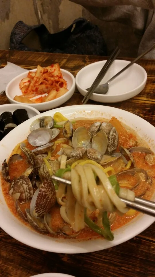 중심 (Joong Shim). 칼국수집 (Korean Knife-Noodles and Dishes)