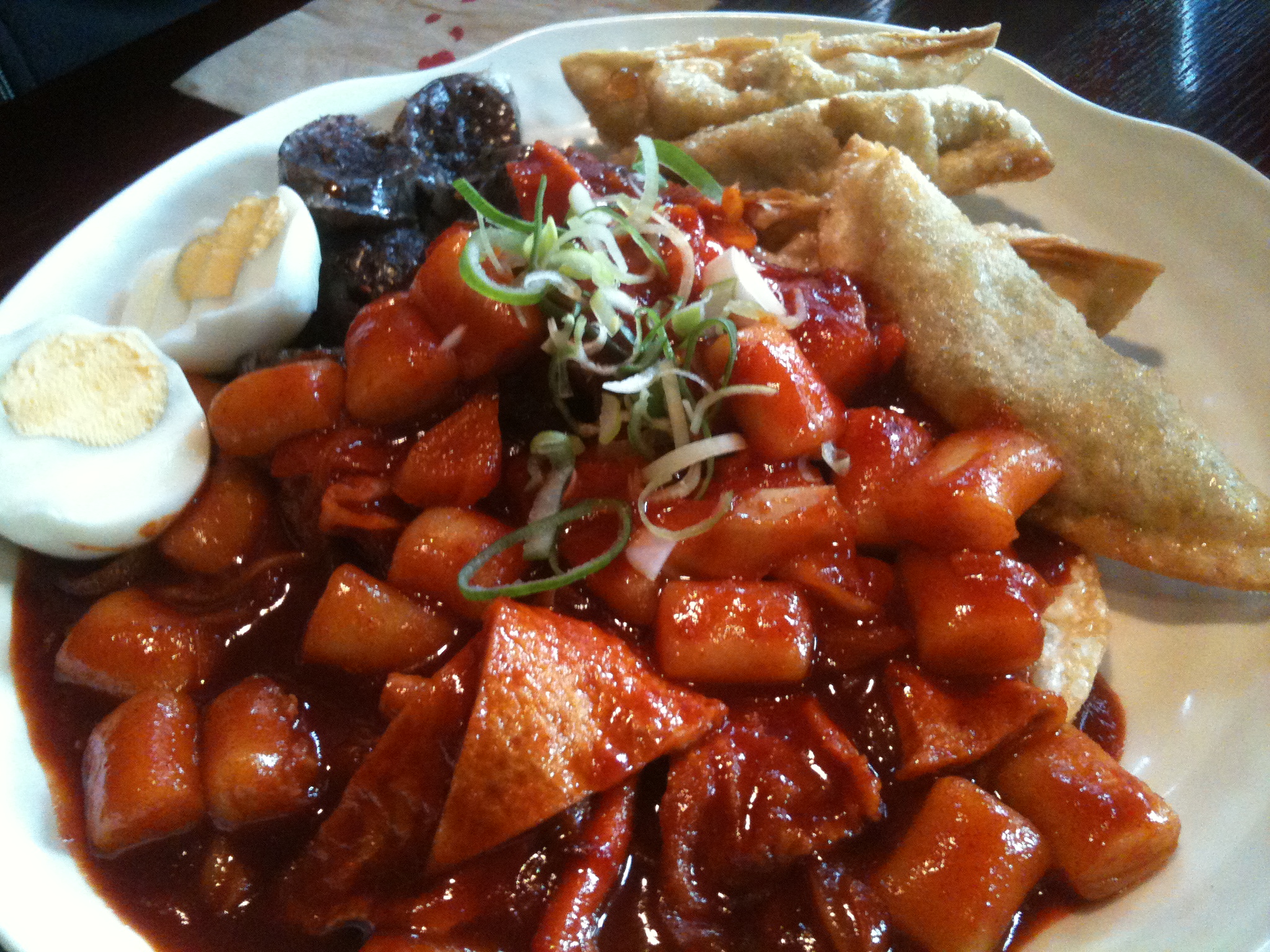 떡순이모둠 - DukSooNi Modem A combination of spicy rice-cakes (dukbokki),dumpling (mandoo), blood sausage and hard boiled eggs. I find that this version of dukbokki is a bit too spicy even for me...so I prefer other versions of dukbokki better.