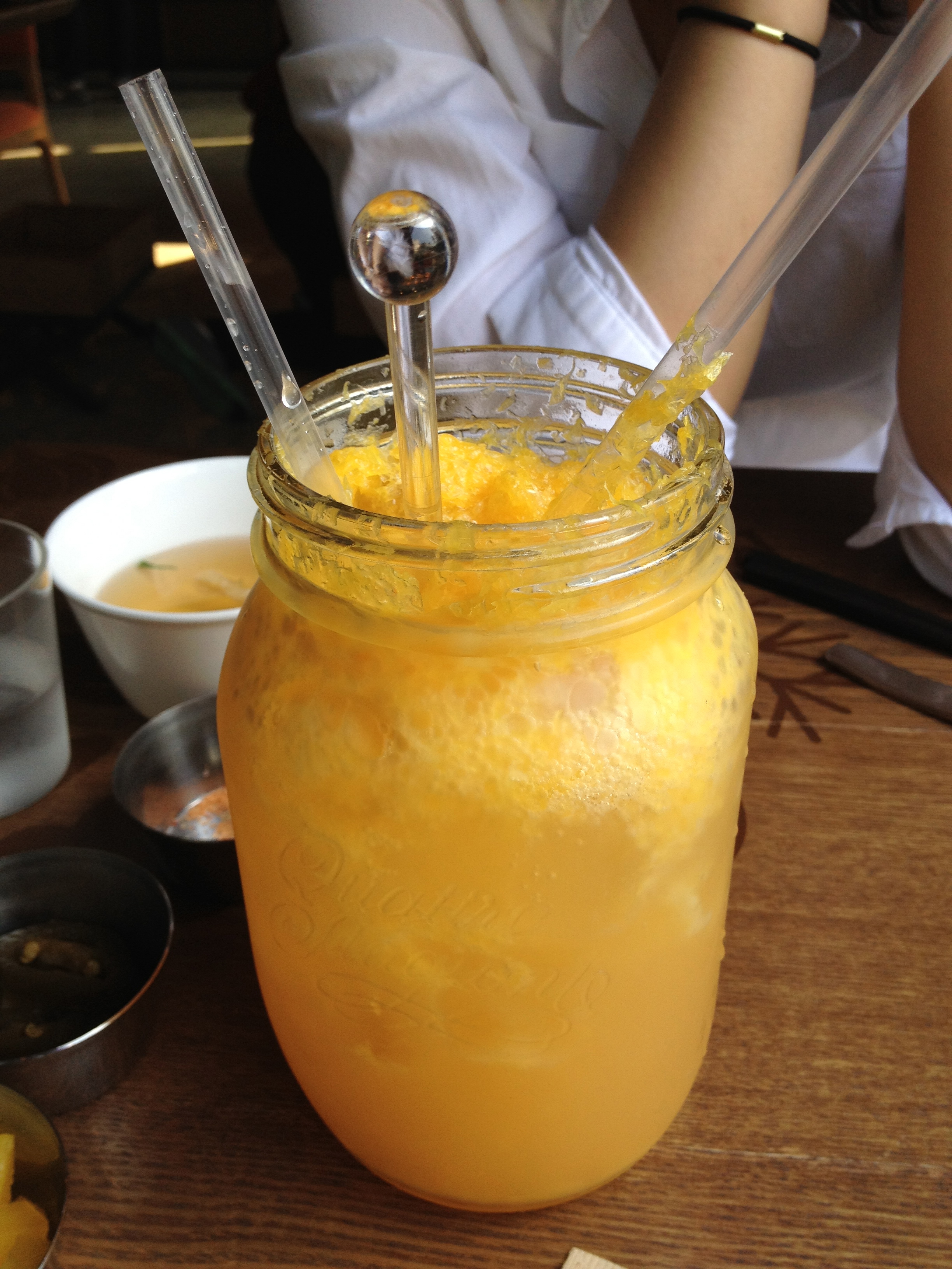 루비오렌지에이드 - Ruby Orange Ade I don't usually order beverages when I eat meals, but my friend ordered this drink. If you like Ades, this was good with fresh bits of real orange pulp in it. 