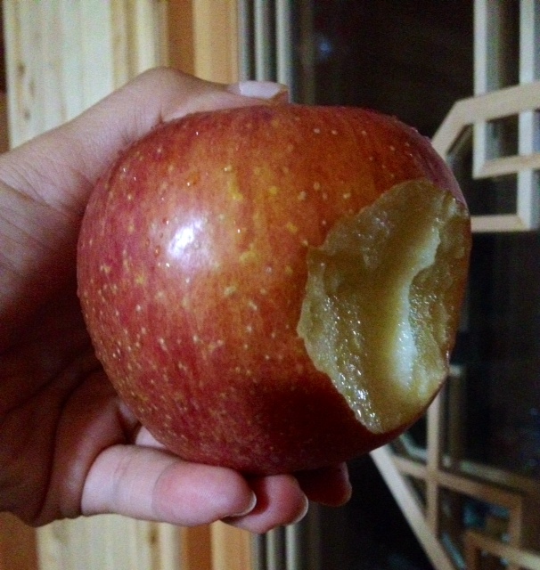 I like the medium ones as the big ones can be too much/difficult to eat. Korean usually cut up the apples into slices, but I still like to grab an apple and eat it on the go!