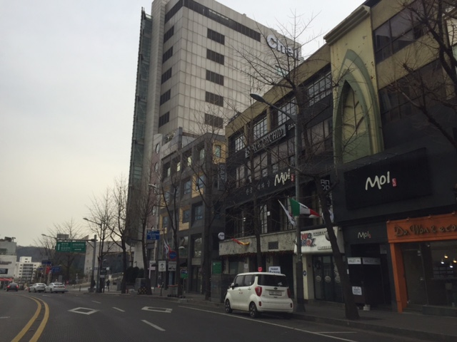 Itaewon info: 서울시 용산구 한남동 736-8 2층. 2nd Floor, 736-8 Hannam-dong, Yongsan-gu. Call: 02-749-2173. Open 11:30am-midnight with a break from 2:30-5:30pm.