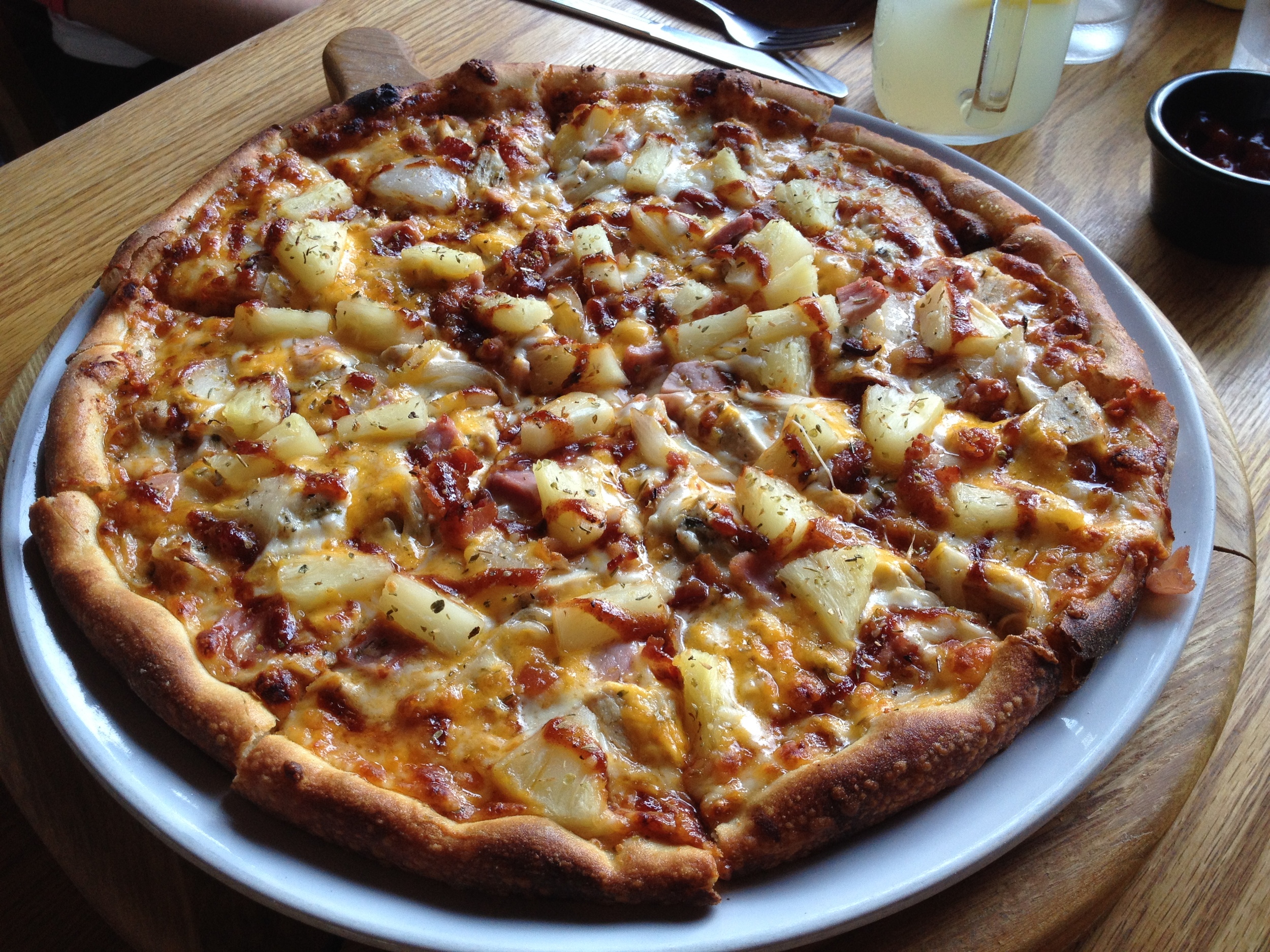 Hawaiian BBQ: "Grilled chicken, ham, bacon, onions, cheddar, pineapples, mozzarella, BBQ sauce." Couple size (2-3): 30 00won, Party (4-5): 45 000won. I love Hawaiian pizza but I don't love BBQ sauce. This was still good, but I prefer original Hawaiian with ham and pineapples. 