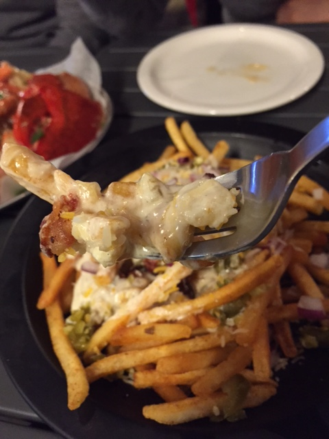 Cheesy Clam Chowder Fries - "Classic clam chowder over thick fries with crispy bacon and jalapenos. 12 000won There are bits of clam in there, and it's not like they dumped a soup on fries. The sauce is very thick like a creamy cheesy sauce, so if you like creamy things and cheese fries, you will like this!