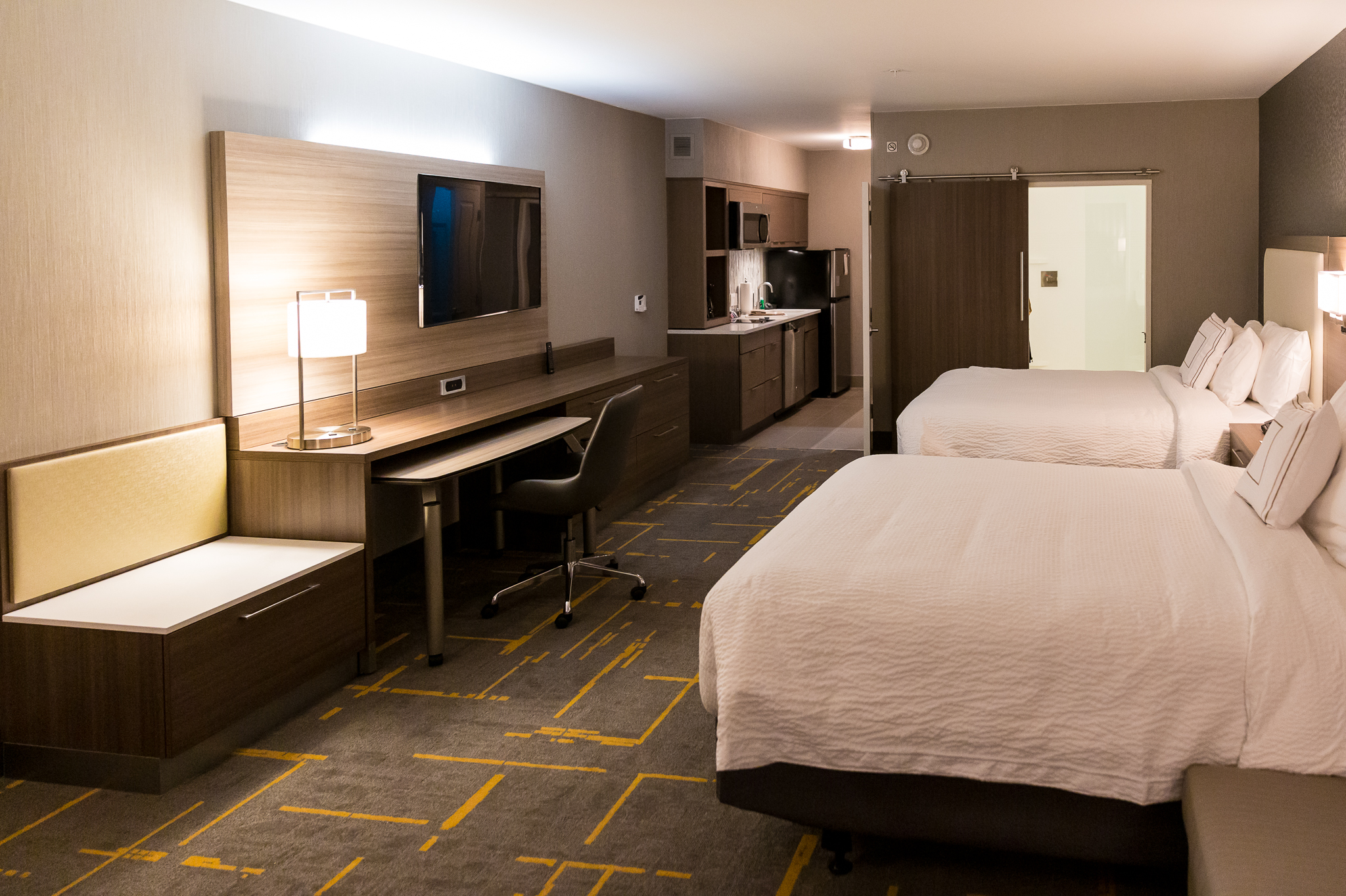 2 beds in room