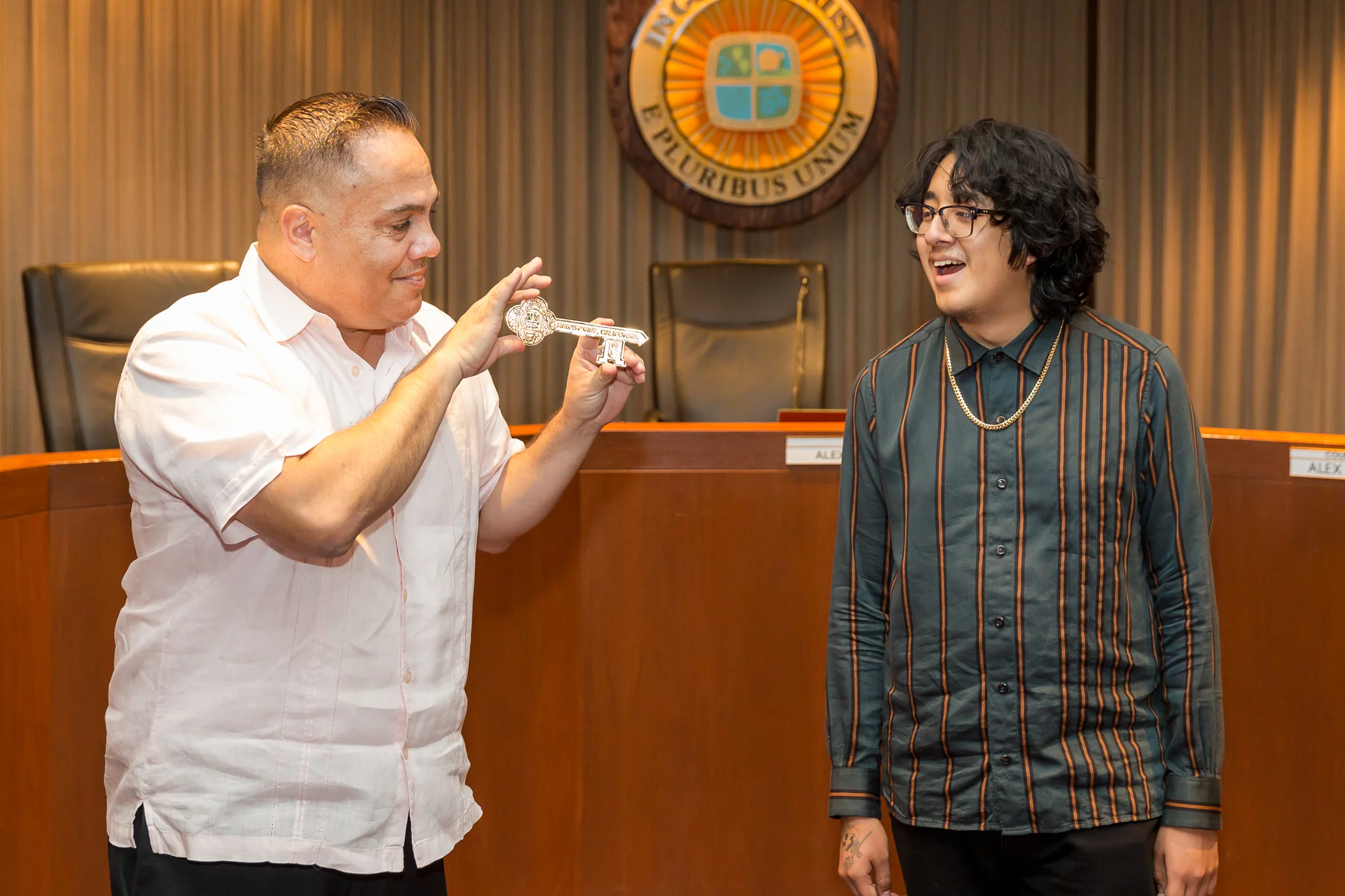 Mayor prensenting Key to the City