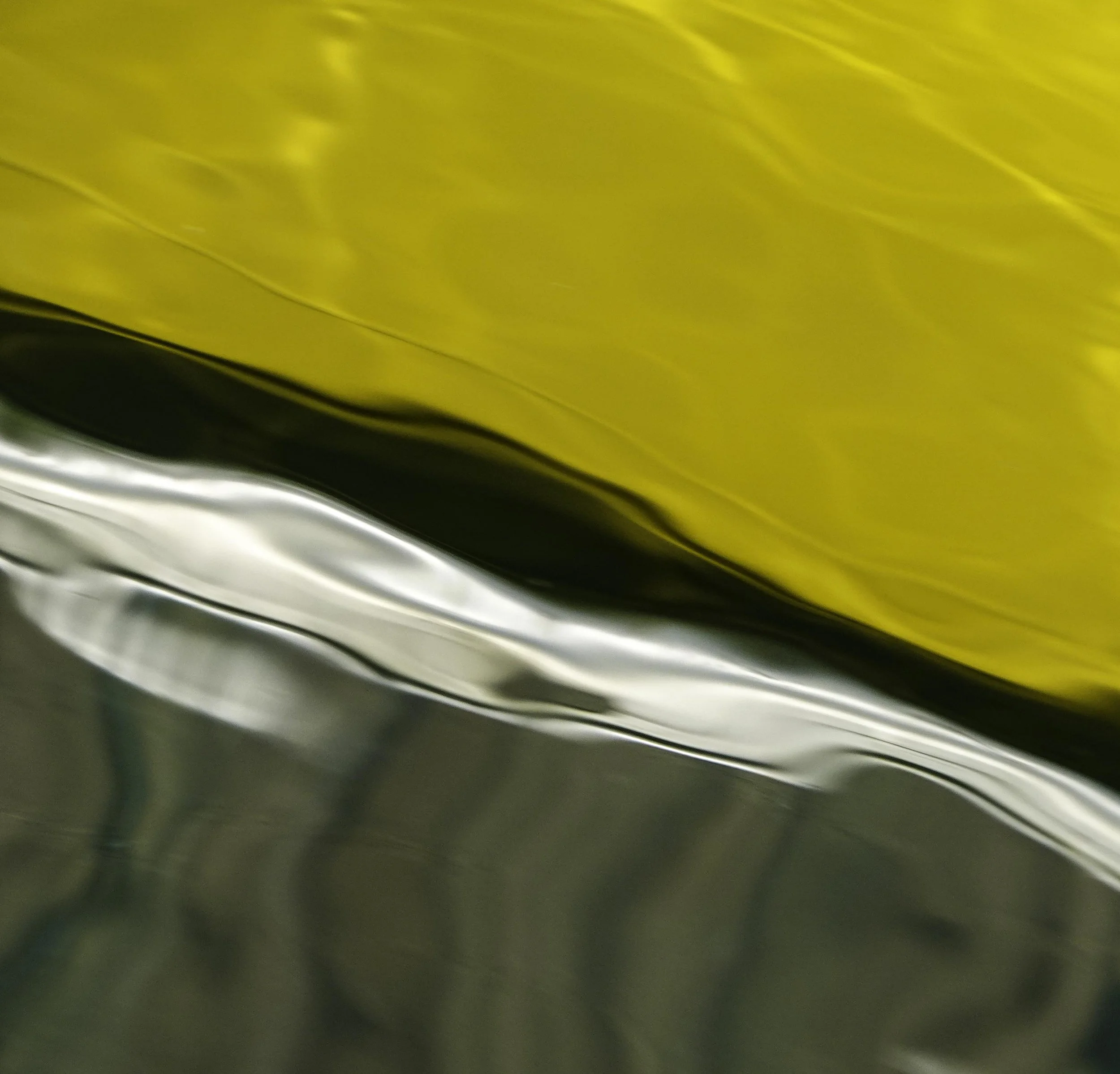 Distances in Reflection: Between illusion and truth