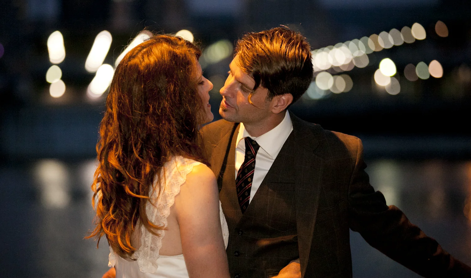 bride and groom kiss city lights montreal wedding photography