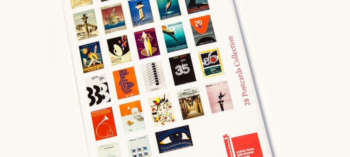 Retro del cofanetto di cartoline con la griglia dei 28 manifesti scelti nell’archivio