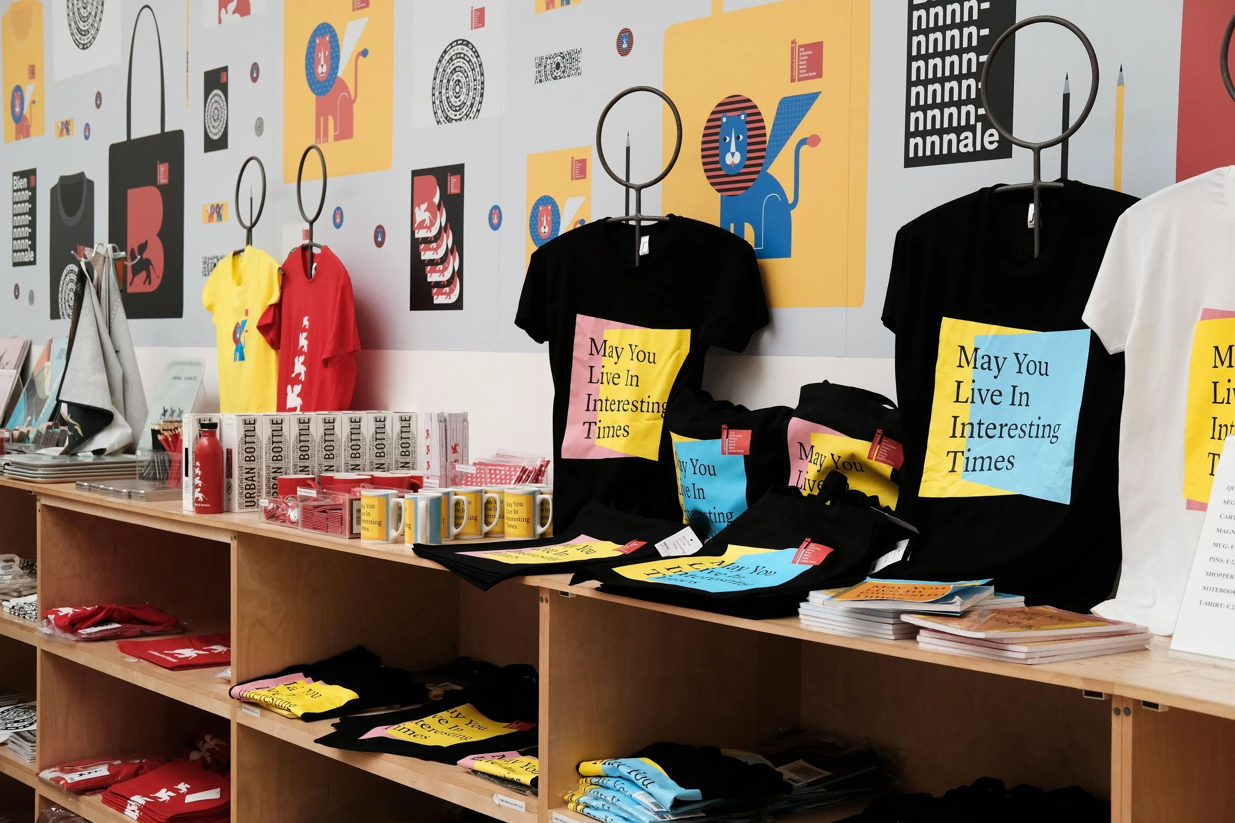 Il bookshop di Arte 2019 con t-shirt, tote bag e quaderni “May You Live In Interesting Times”.