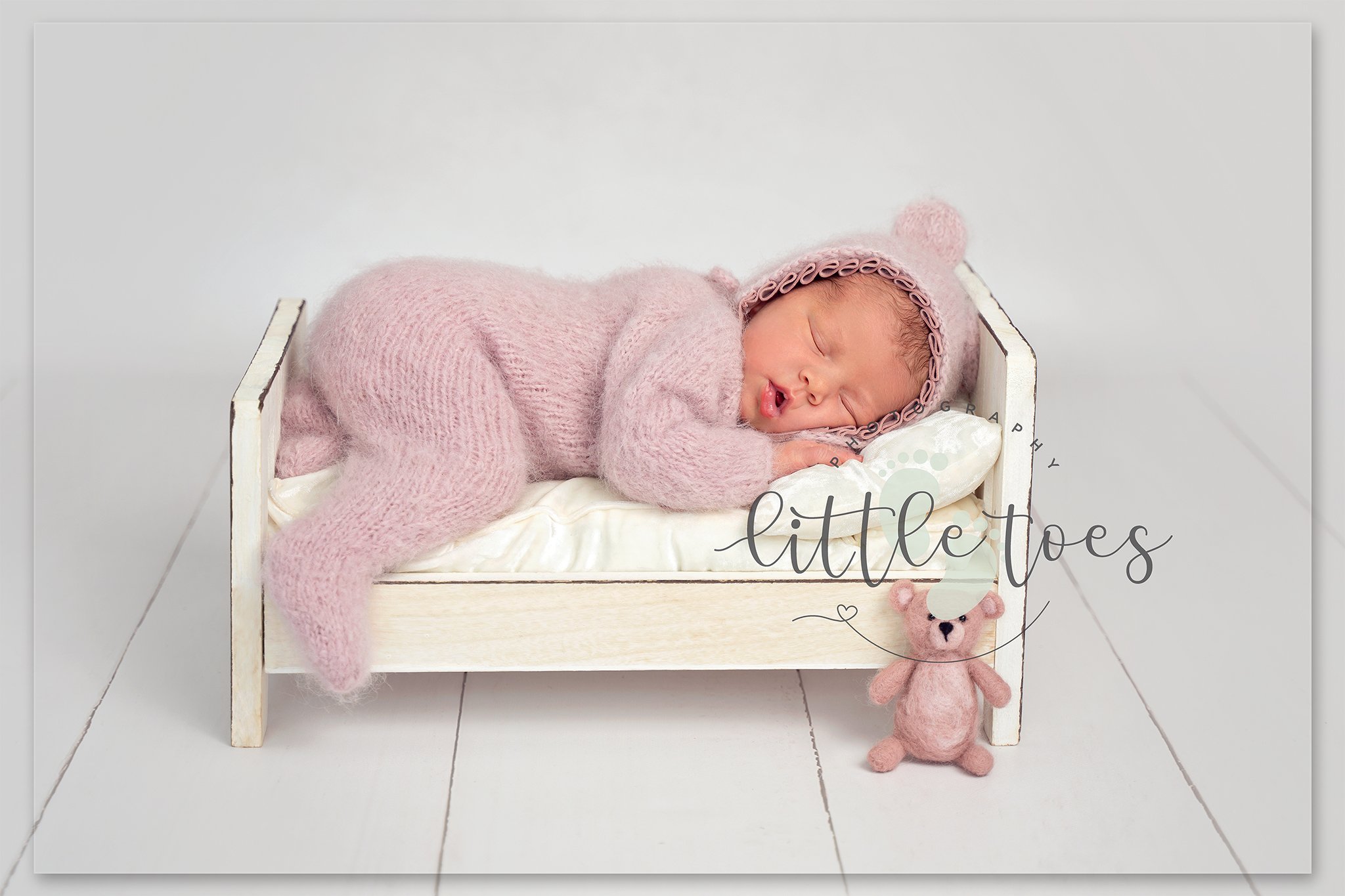 Lily-08997-edit-logo.jpg