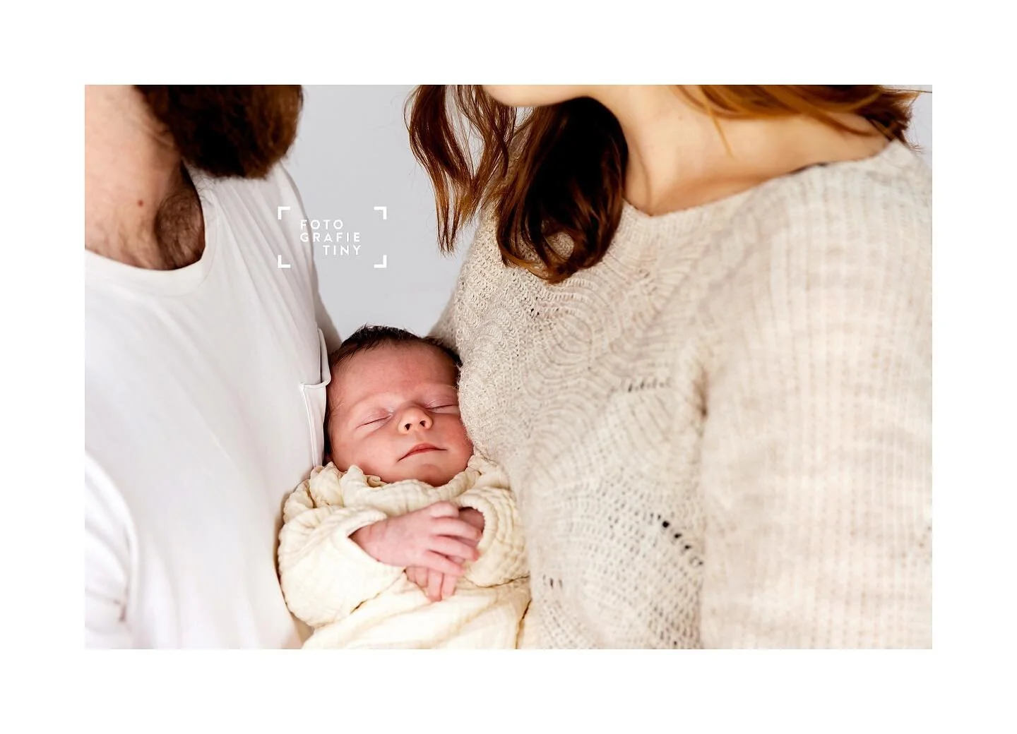 Liv❤️ SWIPE !  #newborn#fotograafgezocht#babyfotografie#puur#moments#newbornphotography#parents#fotograafwestvlaanderen#fotografietinybogaerts#familysession#maternityshoot#newbornphotographer#