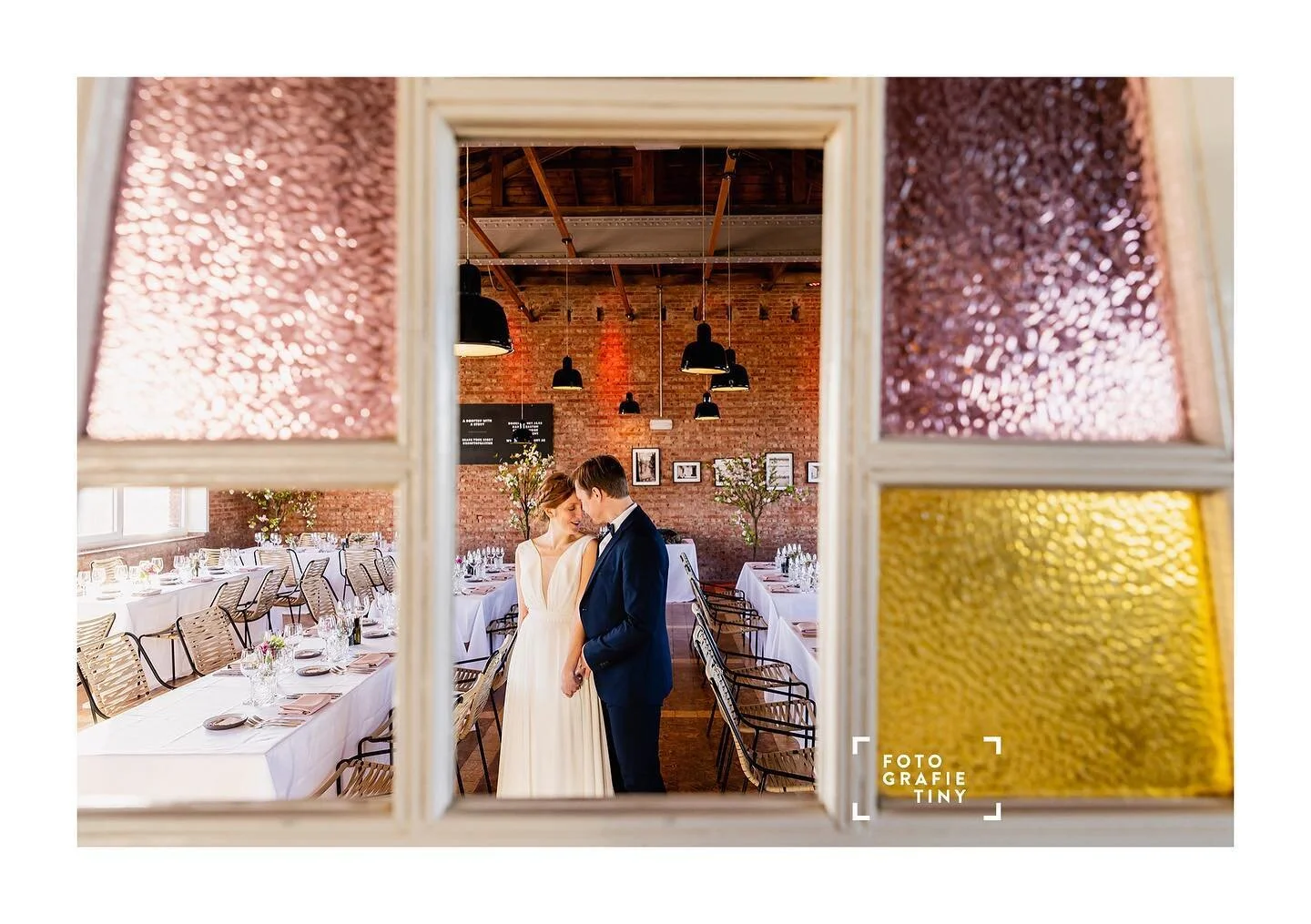 De eerste trouw van het jaar was al een voltreffer! Meer van dat 😉. #trouwreportage#rooftopbargaston#huwelijk#trouwenin2022#feest#colours#toplocatie#bride#groom#huwelijksfotograaf#fotografietinybogaerts#moments#