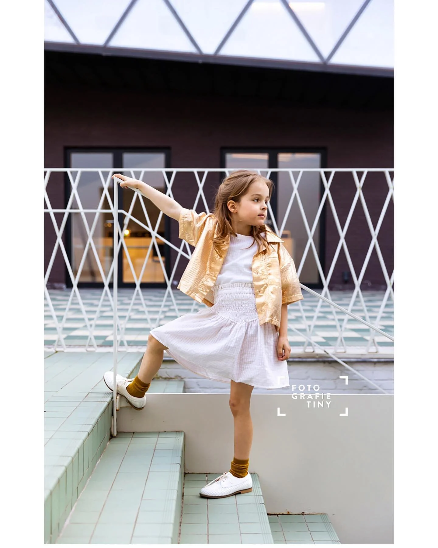 Communieshoots zijn vorige week van start gegaan 🙌 Tot eind april zit het volzet . Nog een paar plaatsjes op een woensdag in mei voor de late communie&rsquo;s 😉  #communie2022#kinderfotografie#locatiefotografie#naturallight#kinderfotograaf#girl#