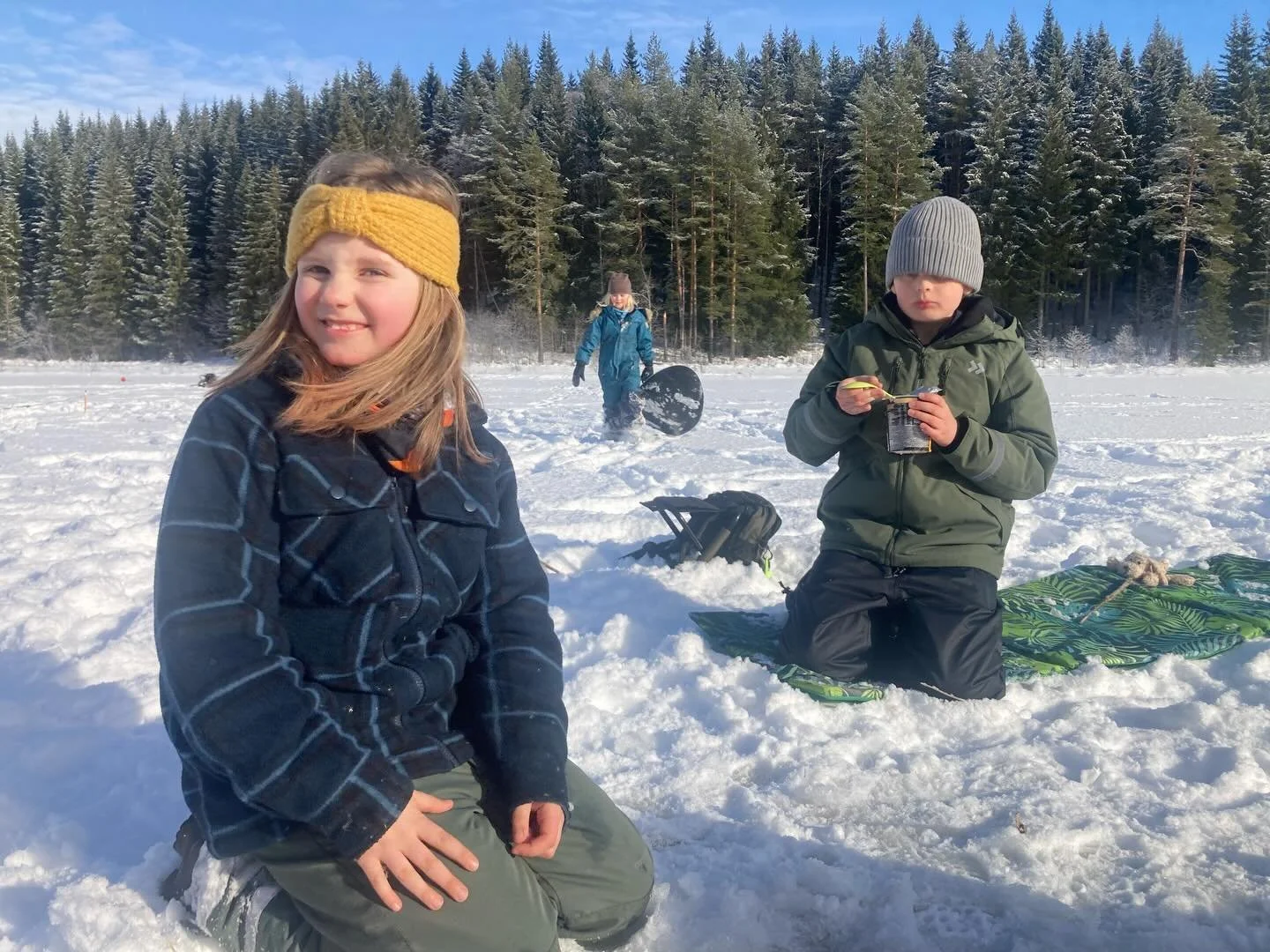 En vacker dag p&aring; isen med v&aring;ra familjer #composer #isfiske