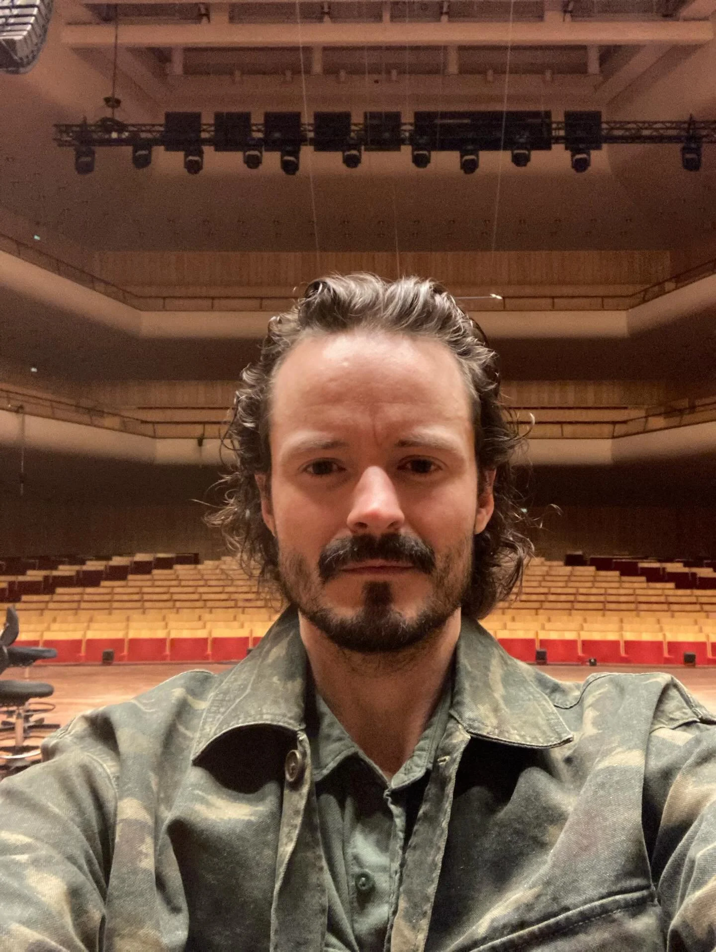 Dalasinfoniettans sk&auml;rmytslingar - producenter, slagverkare, tons&auml;ttare - har intagit Berwaldhallen i stockholm d&auml;r vi varmt togs emot av deras scentekniker. Nu &auml;r allt p&aring; plats och inv&auml;ntar b&auml;sta Radiok&ouml;ren o