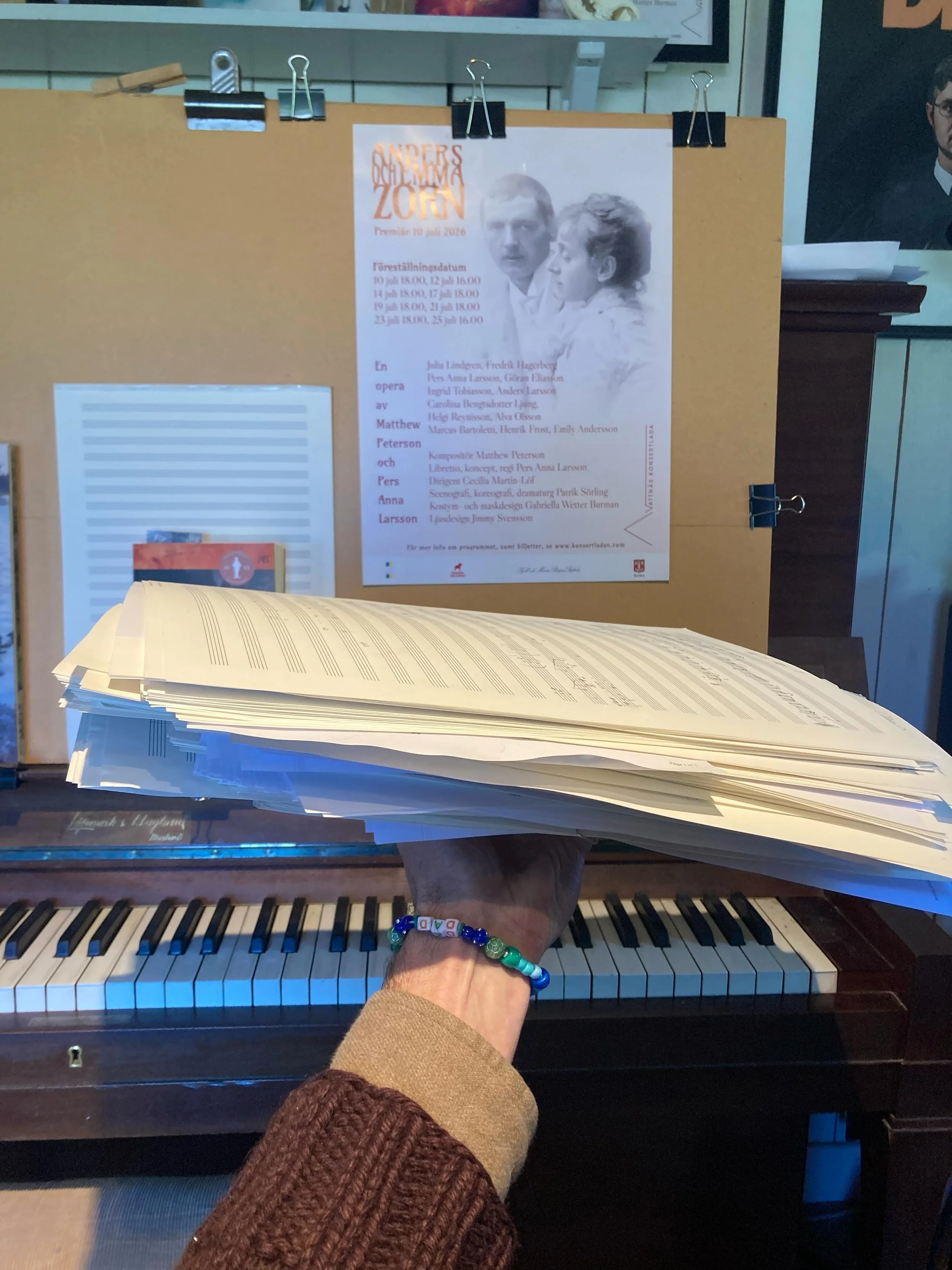 I don&rsquo;t know how I did it. There it is, a lowly stack of staff paper that is the three-act opera Anders och Emma Zorn, which premieres July 10-25 at @konsertladan @vattnaskonsertlada 

Back in September I finished The Wanderers, spent a month h
