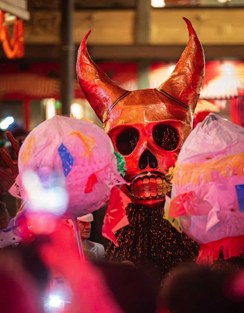 A skull mask with horns and colored lights