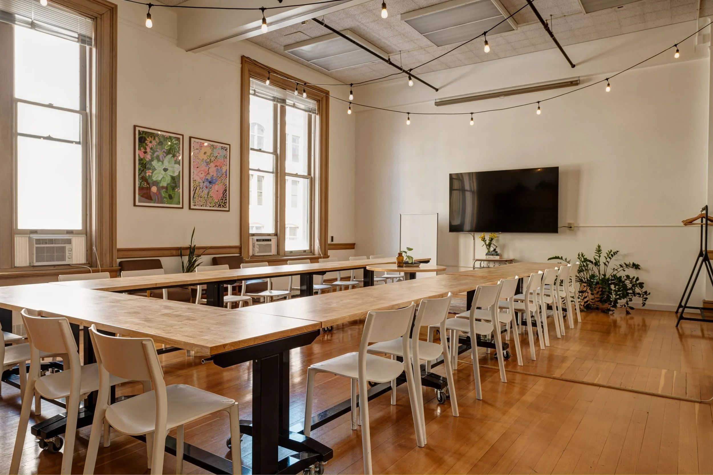 An image of the Cascade Room in Tacoma in a U-Shape for 20 guests with a large TV