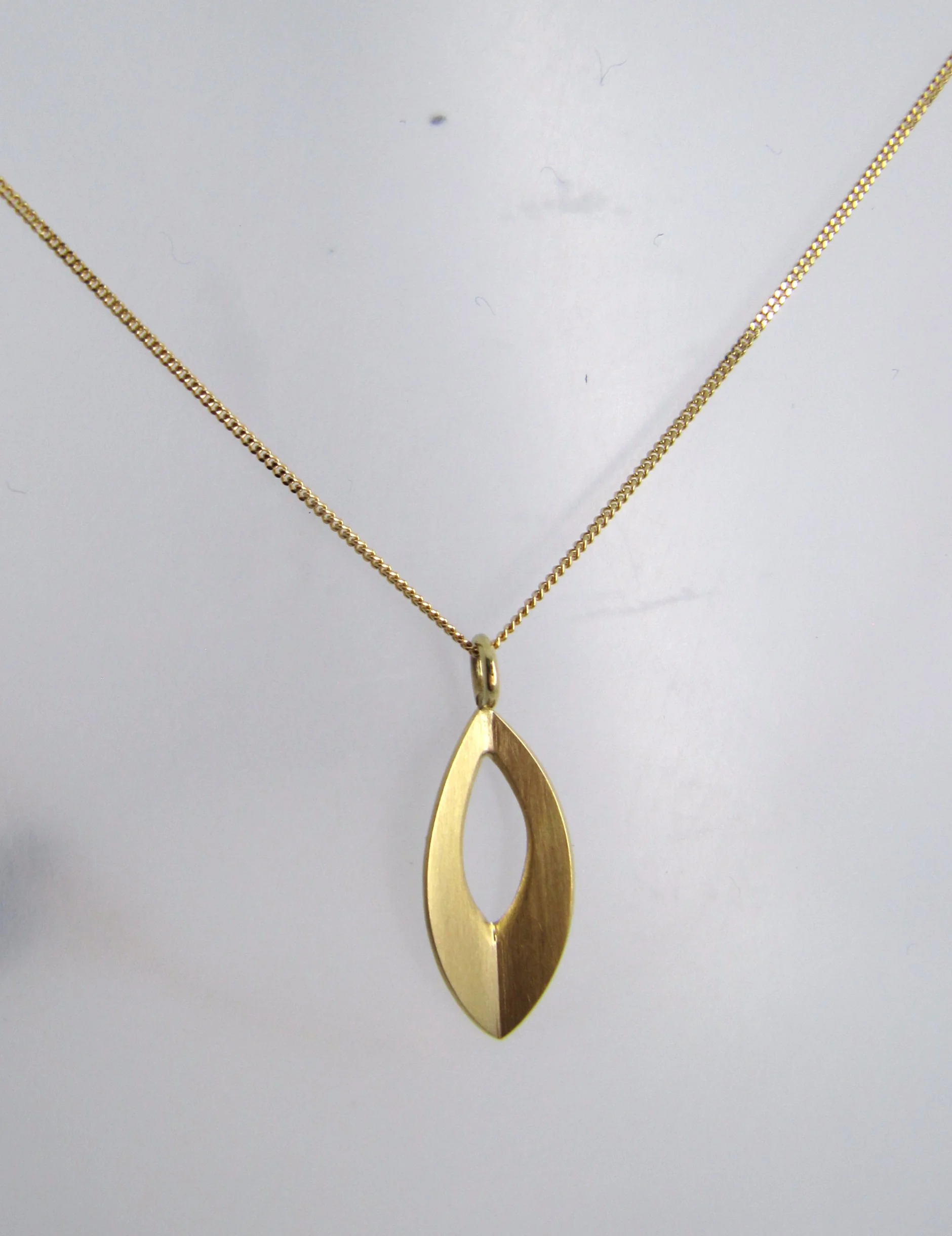 Petit 18ct yellow gold leaf pendant
