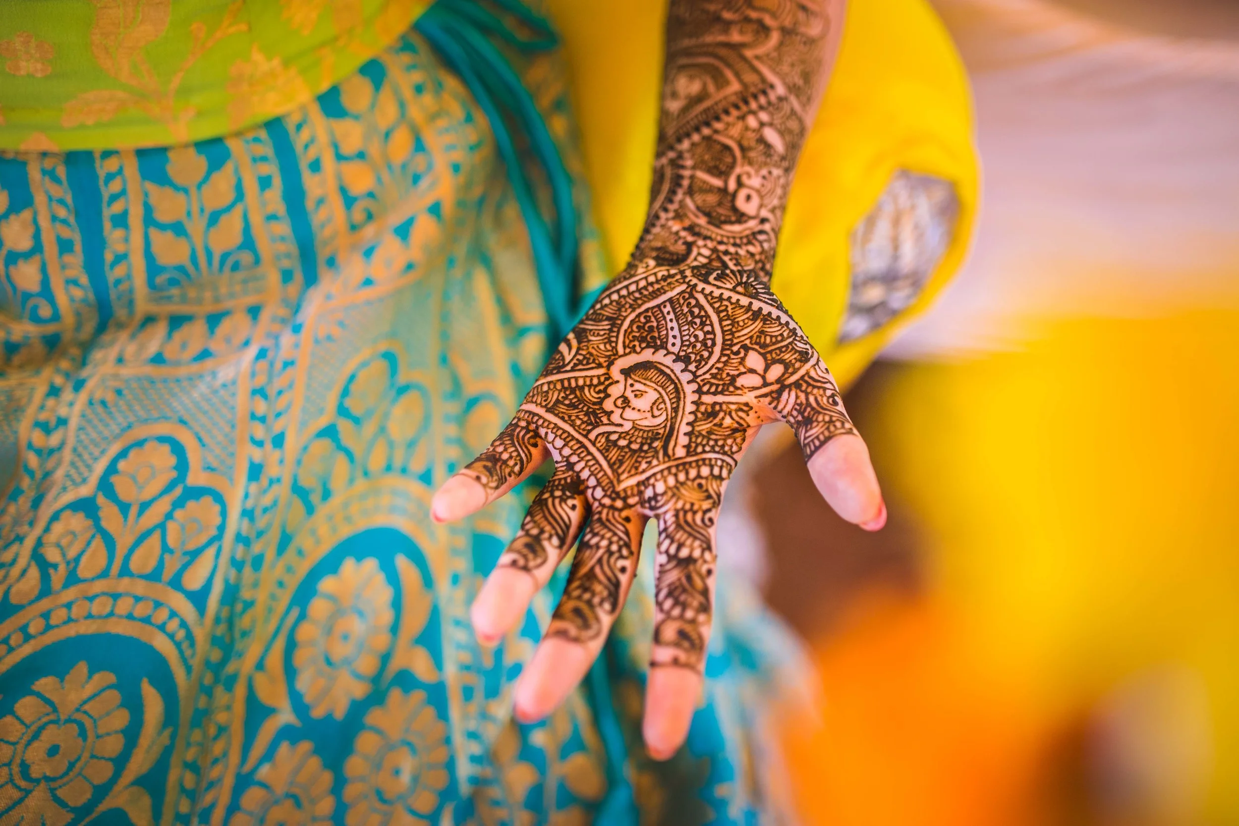 6 things to make your Mehendi pictures, with spouse-to- be, stand apart!