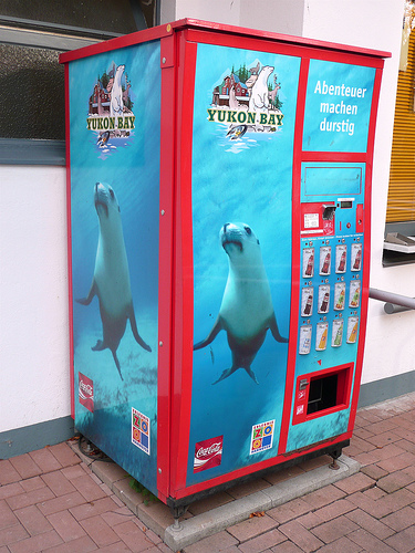 Coca Cola Vending Machine - Zoo Hannover.jpg