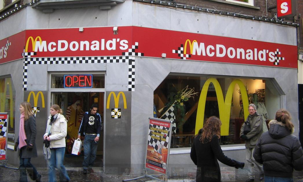 McDonalds Formula 1 Decoration - Holland.jpg