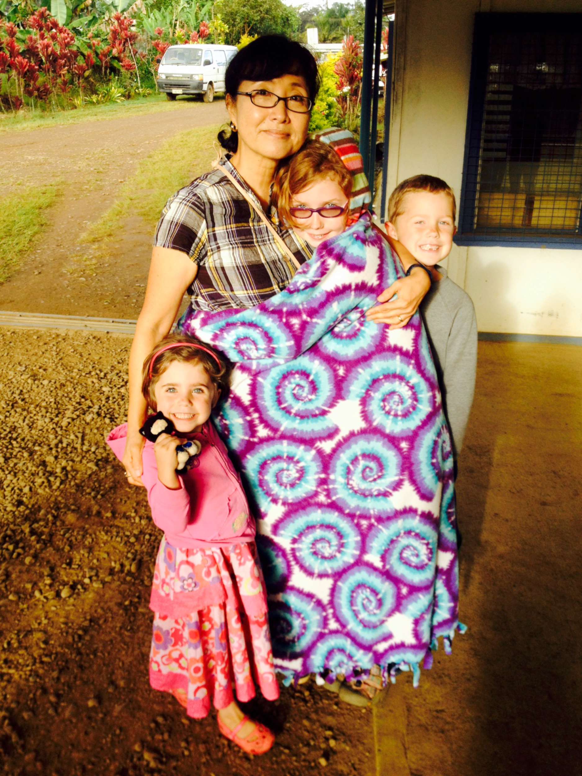 The kids saying good-bye to "halmeoni" (grandma in Korean) at the airport :(