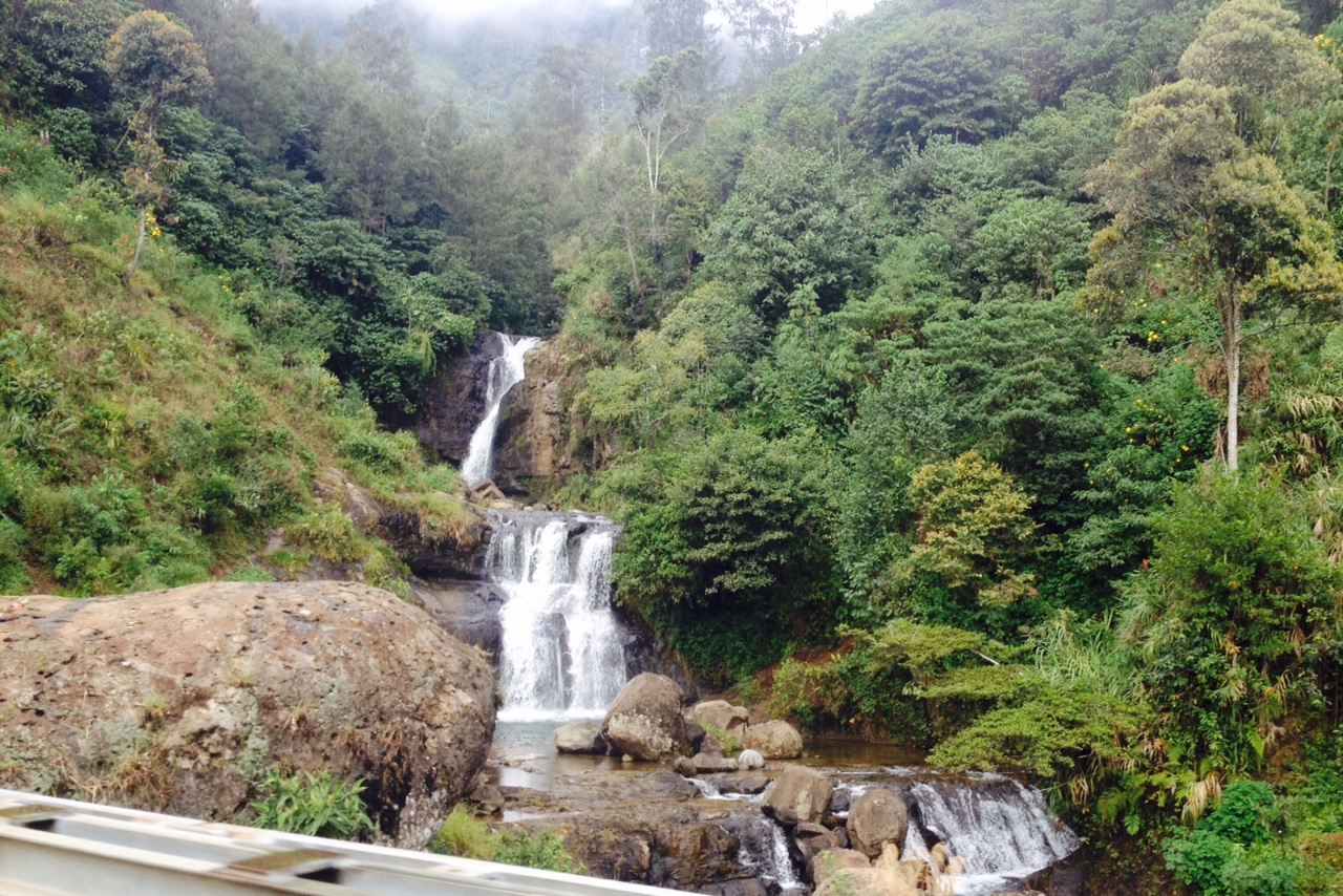  High mountains + tropical rainfall = lots of water falls 