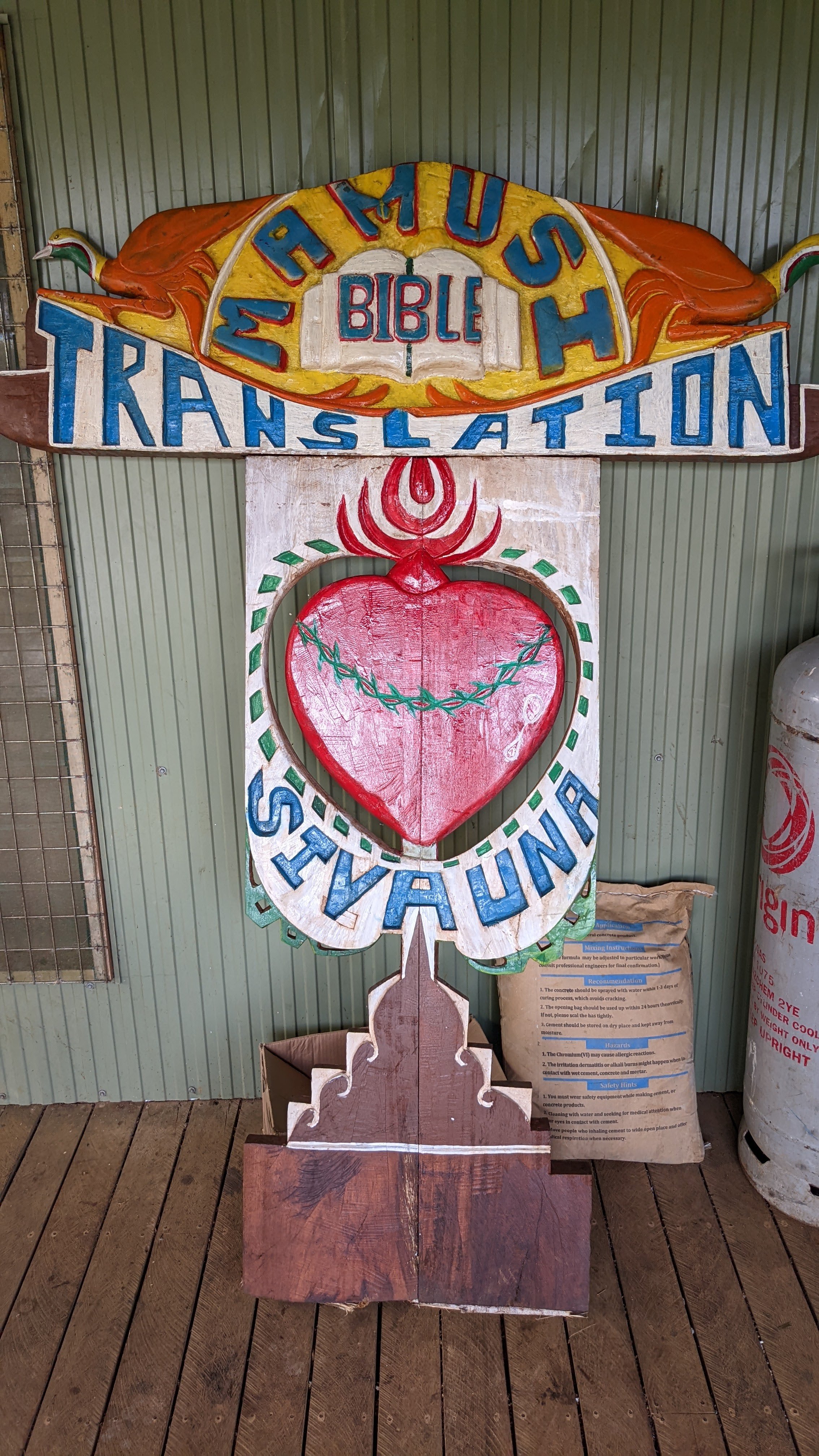  Anything having to do with wood fascinates me, but I love this sign that the Mamusi people made because I know how hard it was to make. This was hand carved out of kwila which is well known around here for eating up drill bits and saw blades. I hone