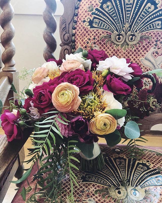 A Thursday wedding.... why not! #urbanbotanicasf #sf #sfweddings #sfflowers #sfweddingflowers #bayareaweddingflowers #bayareawedding #bridalbouquet #gardenrose #ranunculus