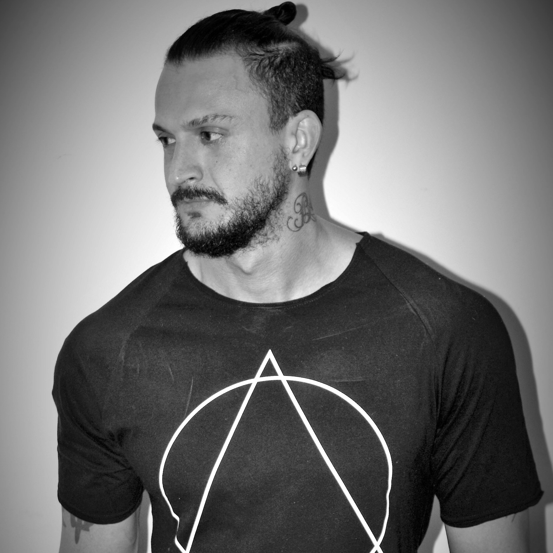 DOGCAST 011 Artist: RAFA LANFREDI Genre: Techno/Tech House/Minimal Country: Brazil