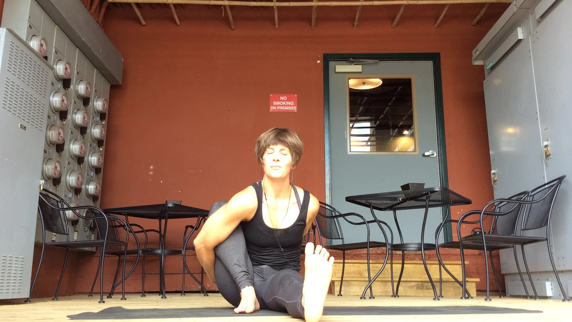 Whoa, yogi toes and bliss point. This marichyasana A is looking comfortable and reflective. No pain-face here!