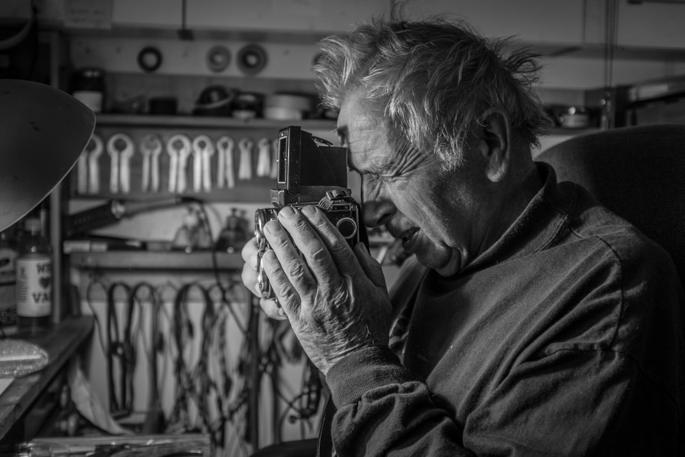   Horst Wenzel checks out my Rolleiflex 2.8C. "It's in pretty good shape," is his conclusion.    Fuji X100T 9.16  