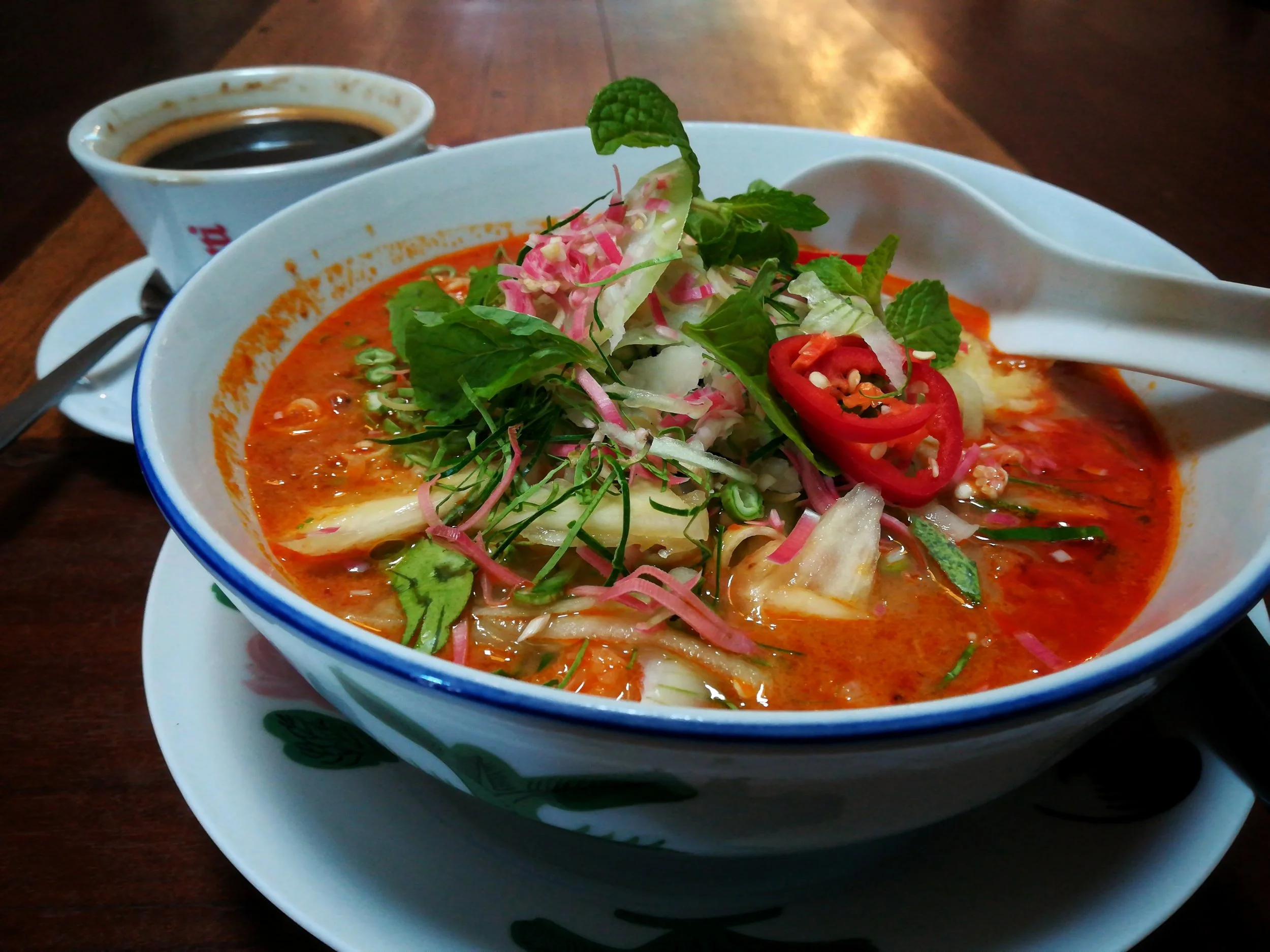 Rich and creamy, with a tangy but satisfying coconut taste, the Ren I Tang Asam Laksa comes with all the bells and whistles. It has the subtle bite of the grated bunga kantan (torch ginger flower) and the beautiful fragrance of mint and herbs. It's probably closer to a southern Laksa because of its strong coconut taste, but it's still one of our favourites in Penang.
