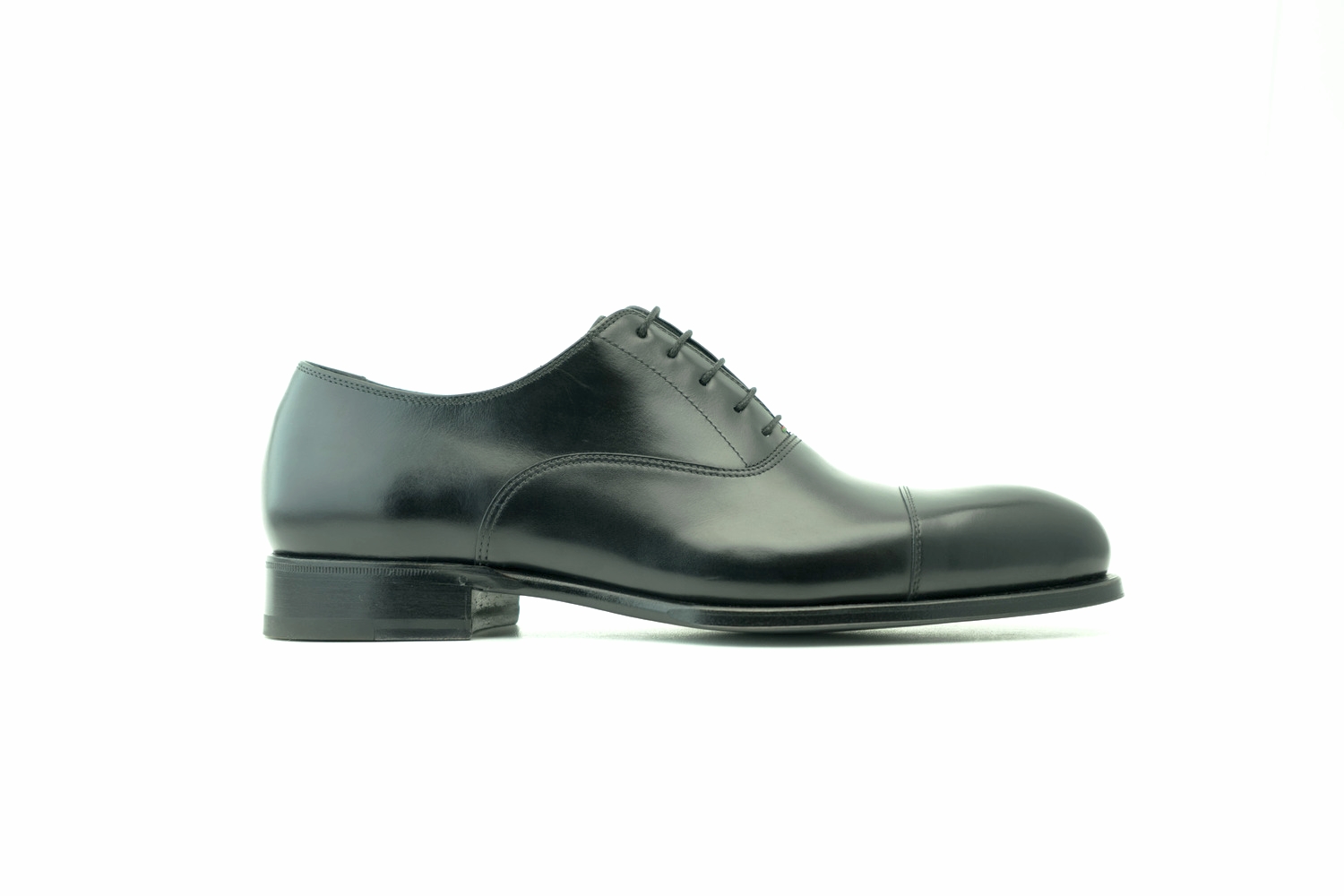 is a English classic model, hand-finished with calfskin leather. Uniquely crafted with the most traditional techniques. Lace-up shoe on leather sole.