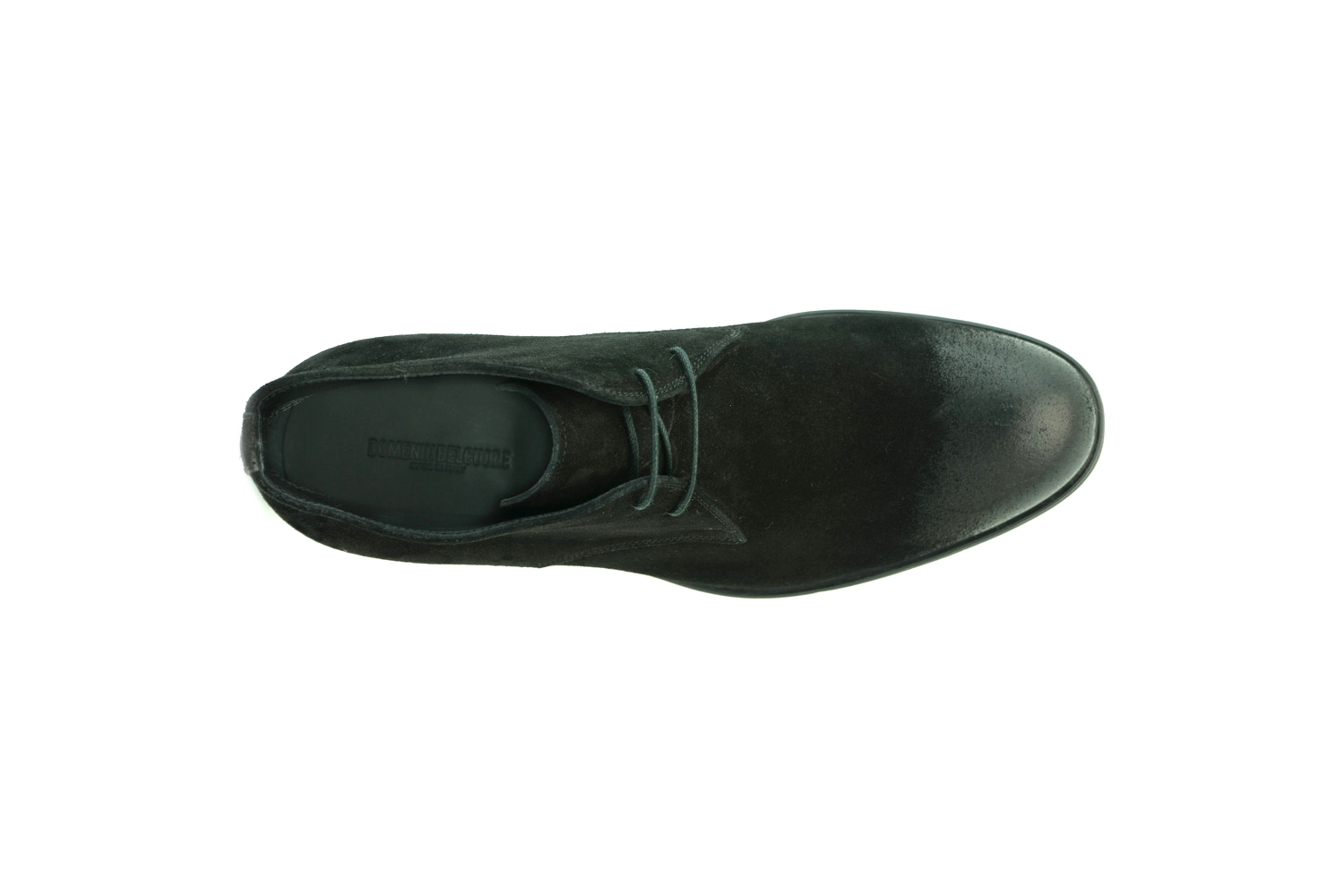 It’s a casual shoe, ideal for an event in the afternoon, an informal presentation or a date. Versatile, it fits under a denim, a casual trousers in cotton or shorts.
