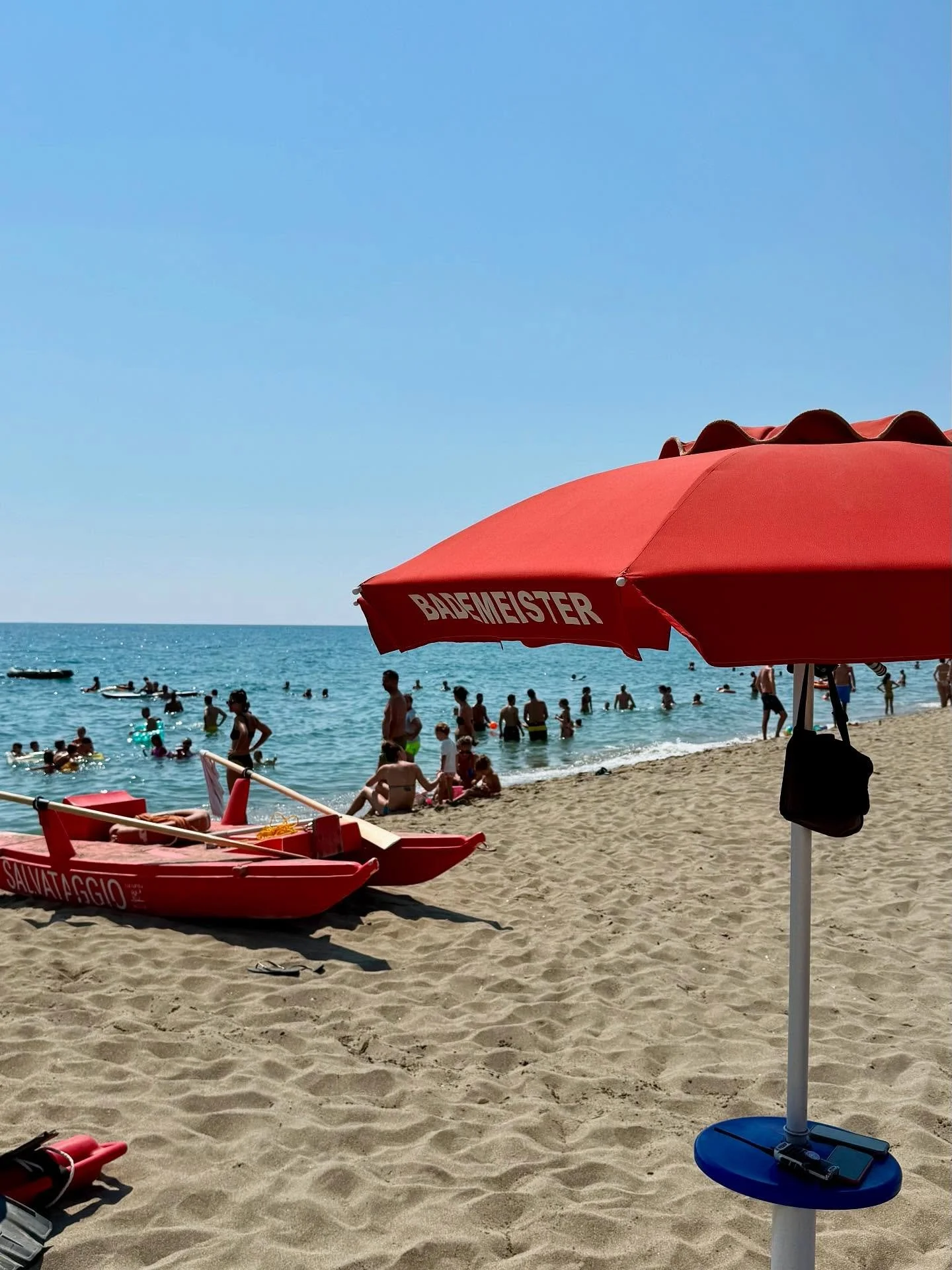 Man spricht Deutsch 🇮🇹

Tr&auml;gt Birkenstock, spielt Ball und zahlt nat&uuml;rlich keine Mondpreise f&uuml;r eine Liege am Strand (50 Euro pro Tag), sondern sucht sich einen Platz im Meer der mitgebrachten Sonnenschirme. 

Am Ferragosto, dem h&ou